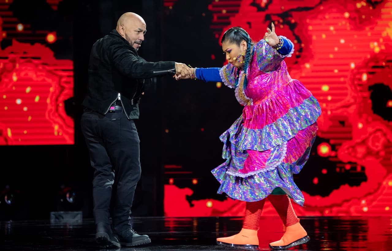 Luego de ver semejantes performances de baile, los jueces India Yuridia y Lupillo Rivera no se quedaron con las ganas y subieron al escenario a demostrar su talento para el baile.