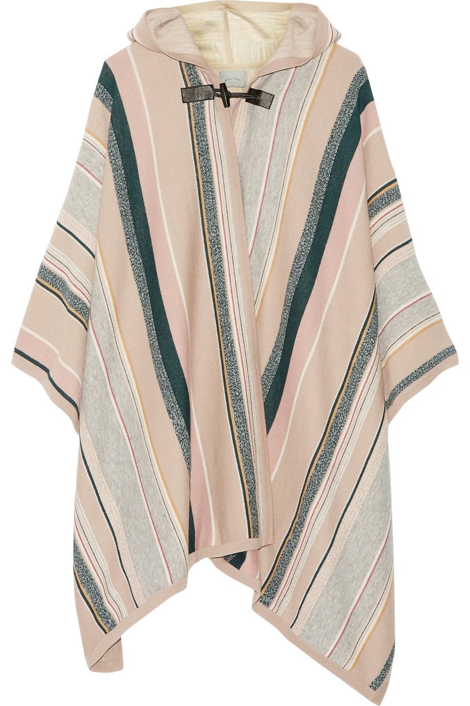 Un poncho, un ruana, no importa como lo llames, los días lluviosos, o esos en los que solo quieres estar en casa con tus amigos siempre apelan a una única prenda de tu armario. Busca una especialmente tejida en alguno de los mercados artesanales de Latinoamérica, al final, cada tanto, siempre terminan inundado las vitrinas. (Maiyet)