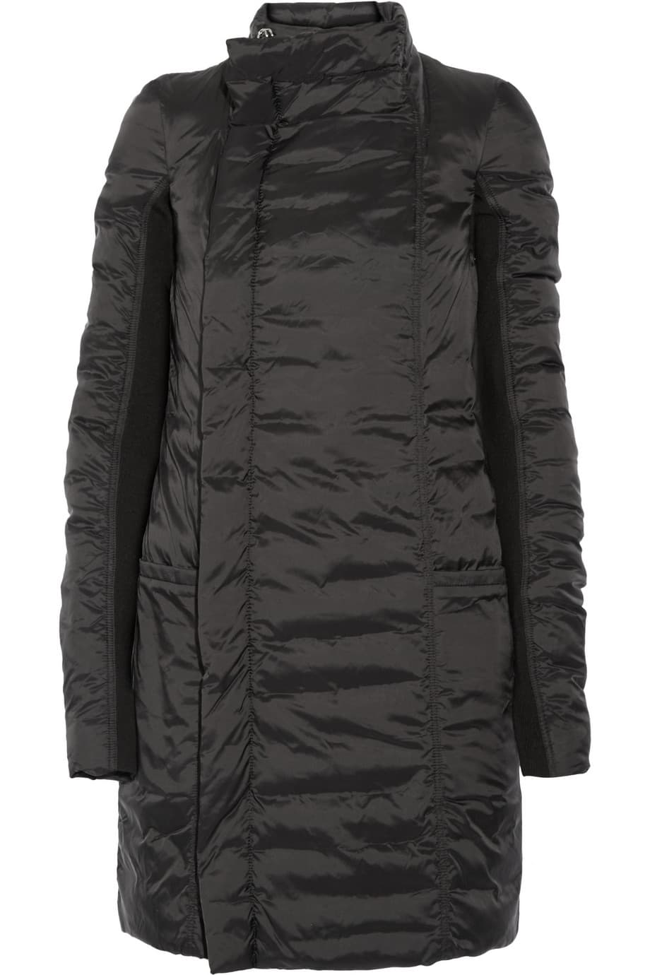 Hablando de uniformes del invierno, no hay nada más práctico, abrigador y cómodo que un chaquetón de plumas largo. Como esta prenda más que a la moda obedece a la necesidad primaria de sobrevivir al frío es mejor tenerla en negro. (Rick Owens)