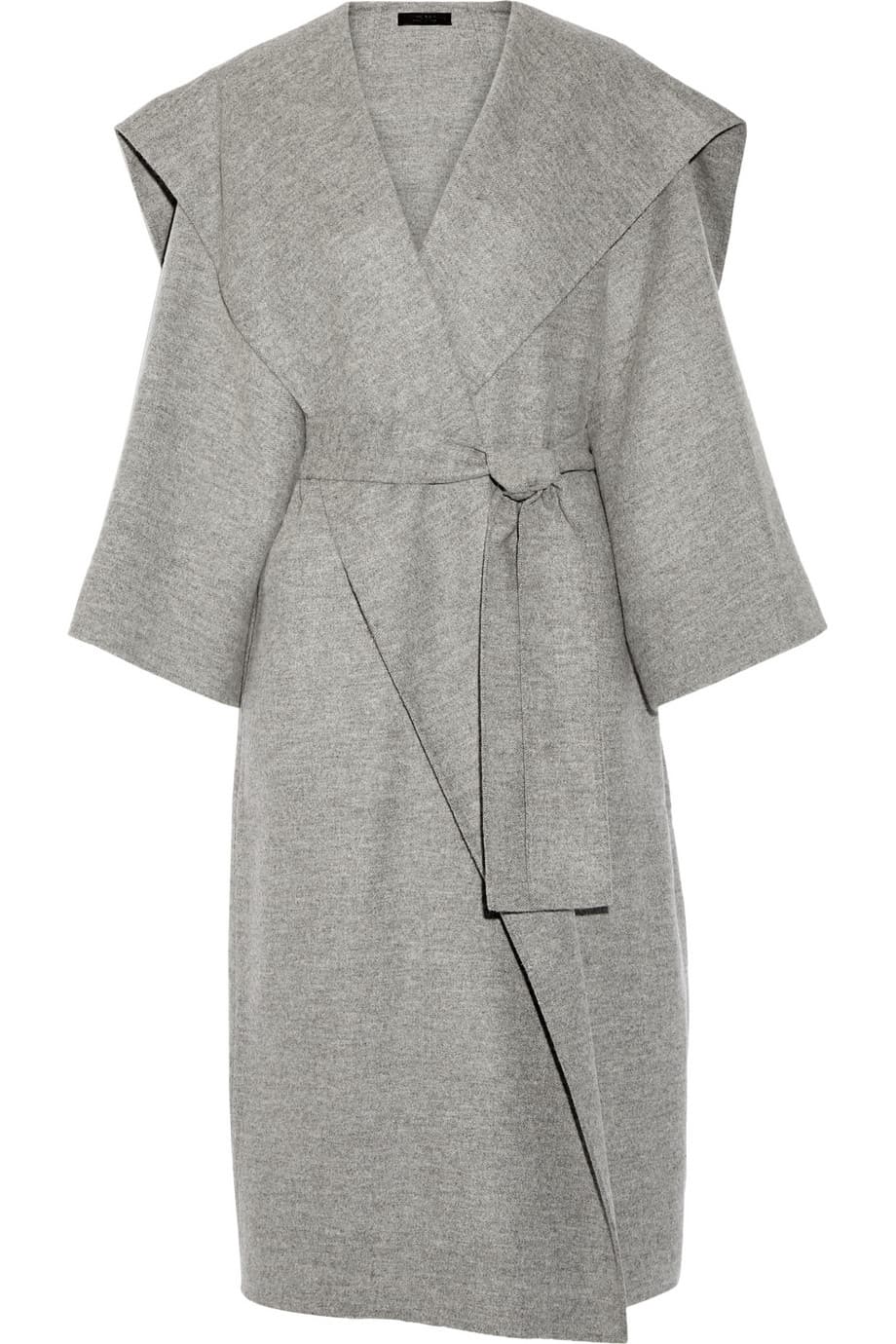 Las temporadas de frío hacen que todo el mundo en la calle parezca vestido con un uniforme de invierno. Para desafiar ese imperio de los abrigos negros, un 'coat' gris siempre será más versátil y más interesante porque cobrará una nueva vida si se lleva con rosa o amarillo o si simplemente se combina con negro y café. (The Row)