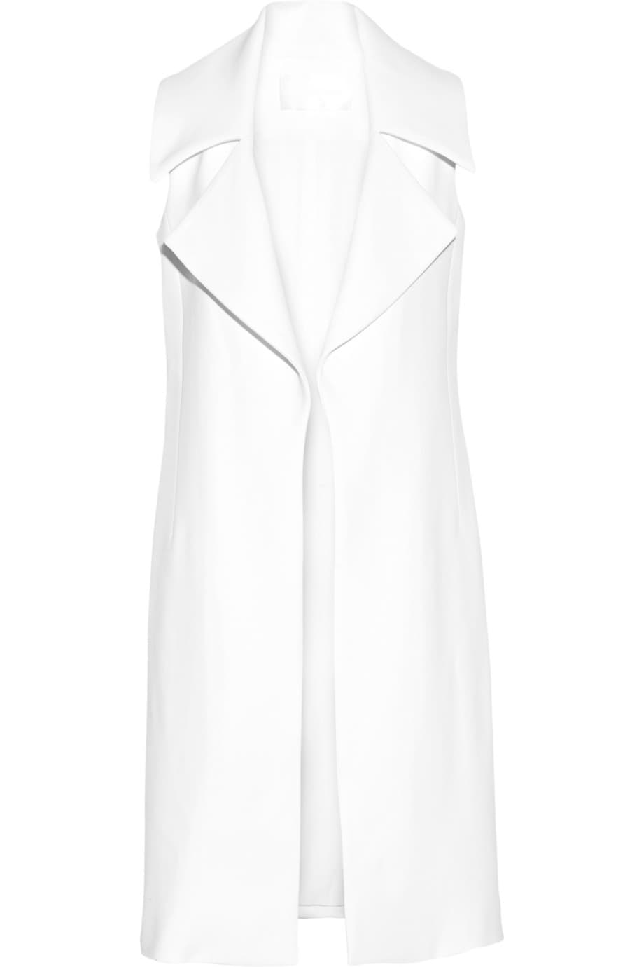 No son tan populares ni tan obvios, pero los chalecos son prendas muy sofisticadas y versátiles que pueden transformar un atuendo porque crean capas. Lo mejor es buscar uno largo, estructurado y de amplia solapa. (Cushnie Et Ochs)