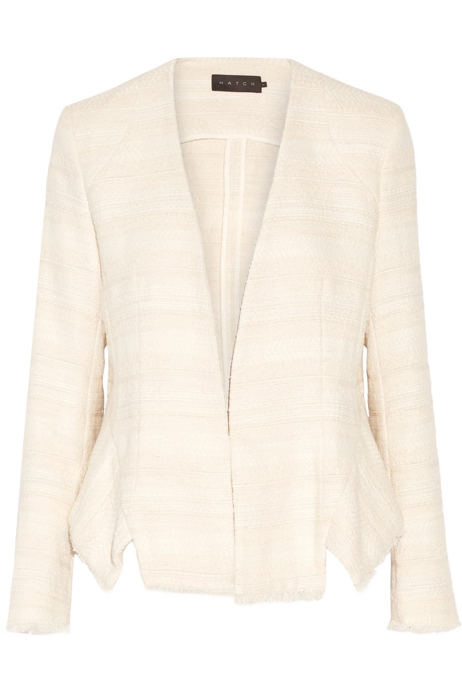 Un saco de tweed (o de un material tejido parecido) color crema es el complemento ideal para unos pantalones negros formales, una falda lápiz o unos jeans que quieres llevar de manera más elegante a la oficina. Esta es una de esas prendas no tan obvias que todas las mujeres verdaderamente fashionistas tienen en su armario y, lo mejor, la encuentras en todas las tiendas masivas. (Hatch)