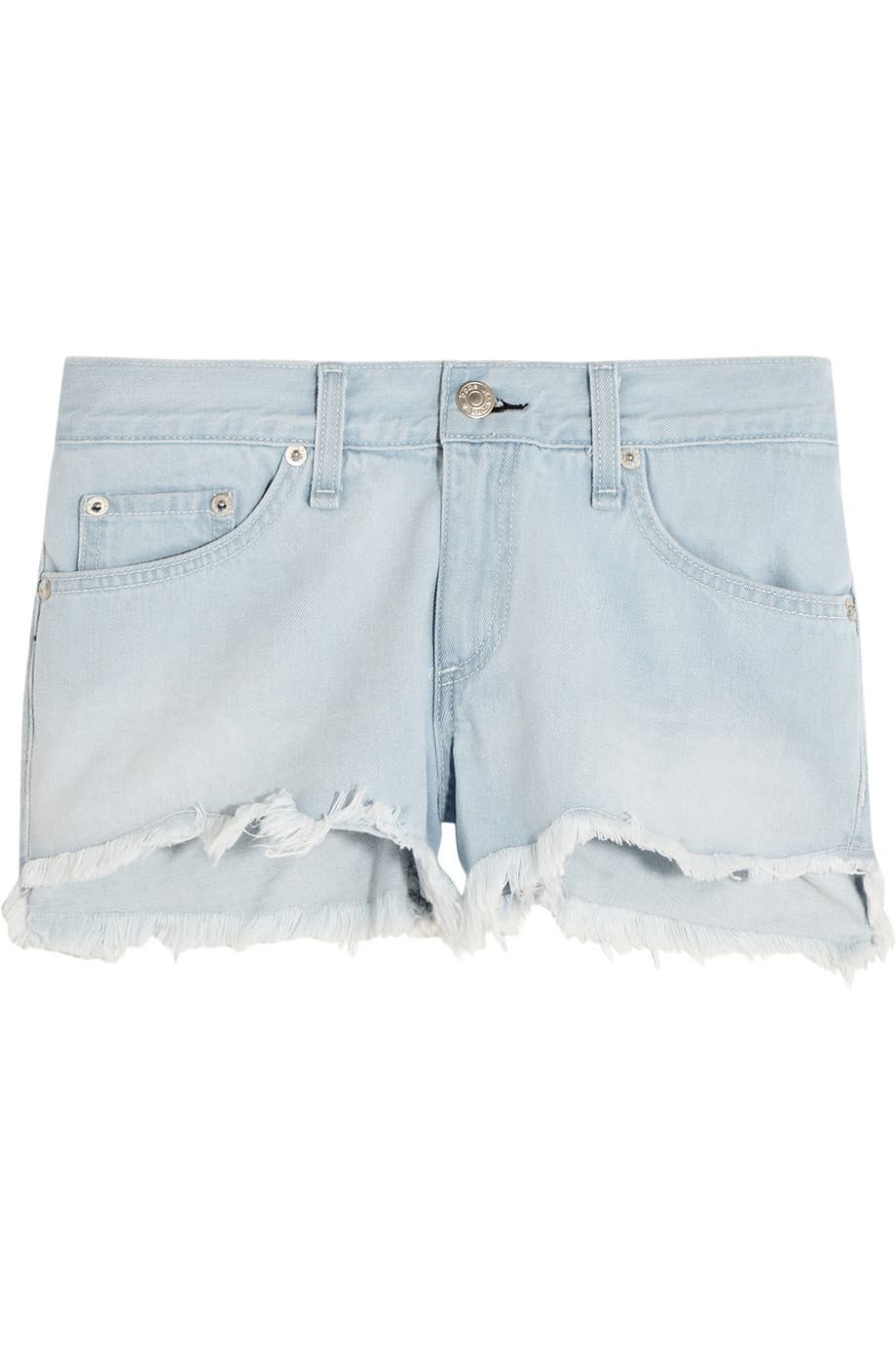 Puede que estos shorts tan cortos solo tengan una cierta edad ideal para ser usados, pero sin duda es una de esas piezas que todas alguna vez hemos usado (y amado). Si ya te asomas a los 40 intenta llevarlos no tan cortos y con medias negras tupidas. O simplemente búscalos más largos tipo bermuda. (Seven)