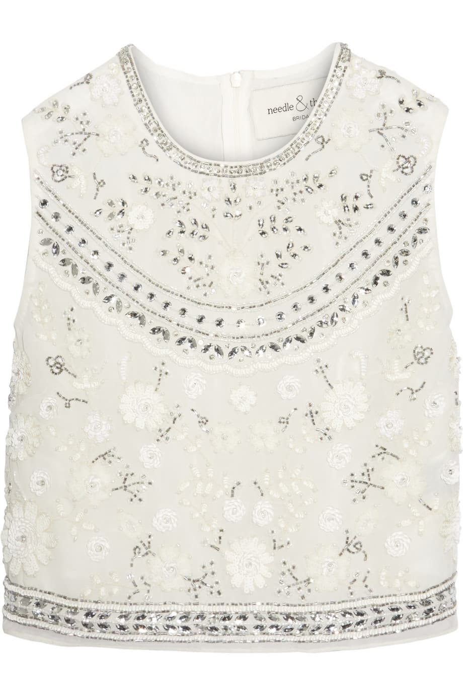 Si cada vez que abres tu armario solo vez un ejército de prendas de un solo color (con prominencia de blanco y negro), es hora de hacerse a unos tops de mini print florales, esta será la mejor manera de iniciarse en los estampados primaverales si no eres muy amante de ellos. (Needle & Thread)