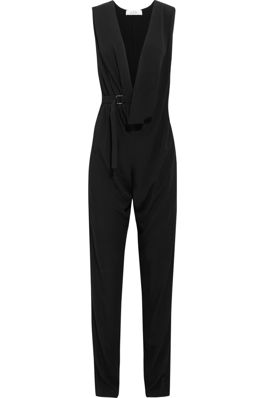 Si una fiesta te tiene en aprietos, si no te sientes cómoda con ningún vestido que te has probado, lo mejor será recurrir a esa pieza infalible que la misma Carrie Bradshow nos enseñó a usar: el tuxedo femenino. Búscala en variaciones como esta parecida a la que usó recientemente Julia Roberts. (IRO)