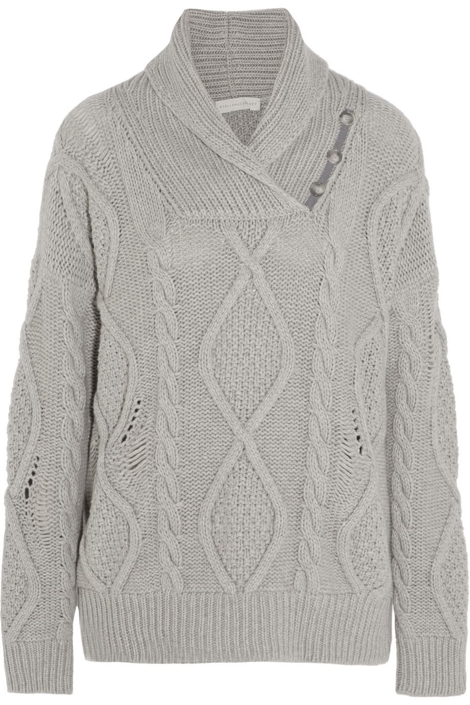 Los sacos de lana oversize regresan cada temporada de frío y aunque los reportes de tendencias digan lo contrario siempre querrás refugiarte en una prenda cómoda que te acoge, te esconde, te deja en plena libertad. Hay que tener uno en el armario en tonos como el gris, crema, negro y azul. (Stella McCartney)