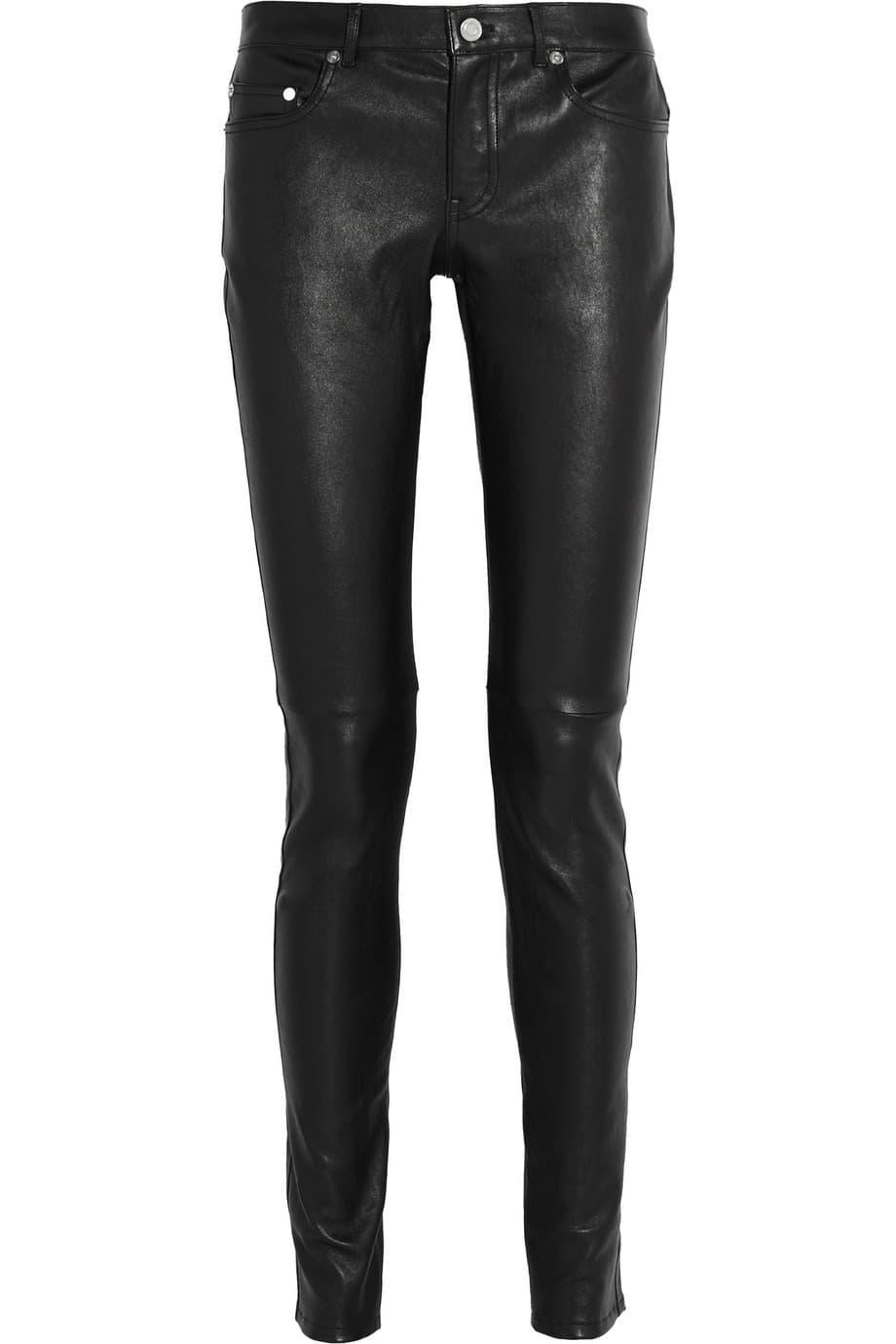 Pantalones de cuero ideales para sentirnos unas 'femme fatales' o para imitar nuestros íconos del punk, así de versátiles son estas piezas que pueden llevarse con botas, tenis blancos o tacones. (Saint Laurent)
