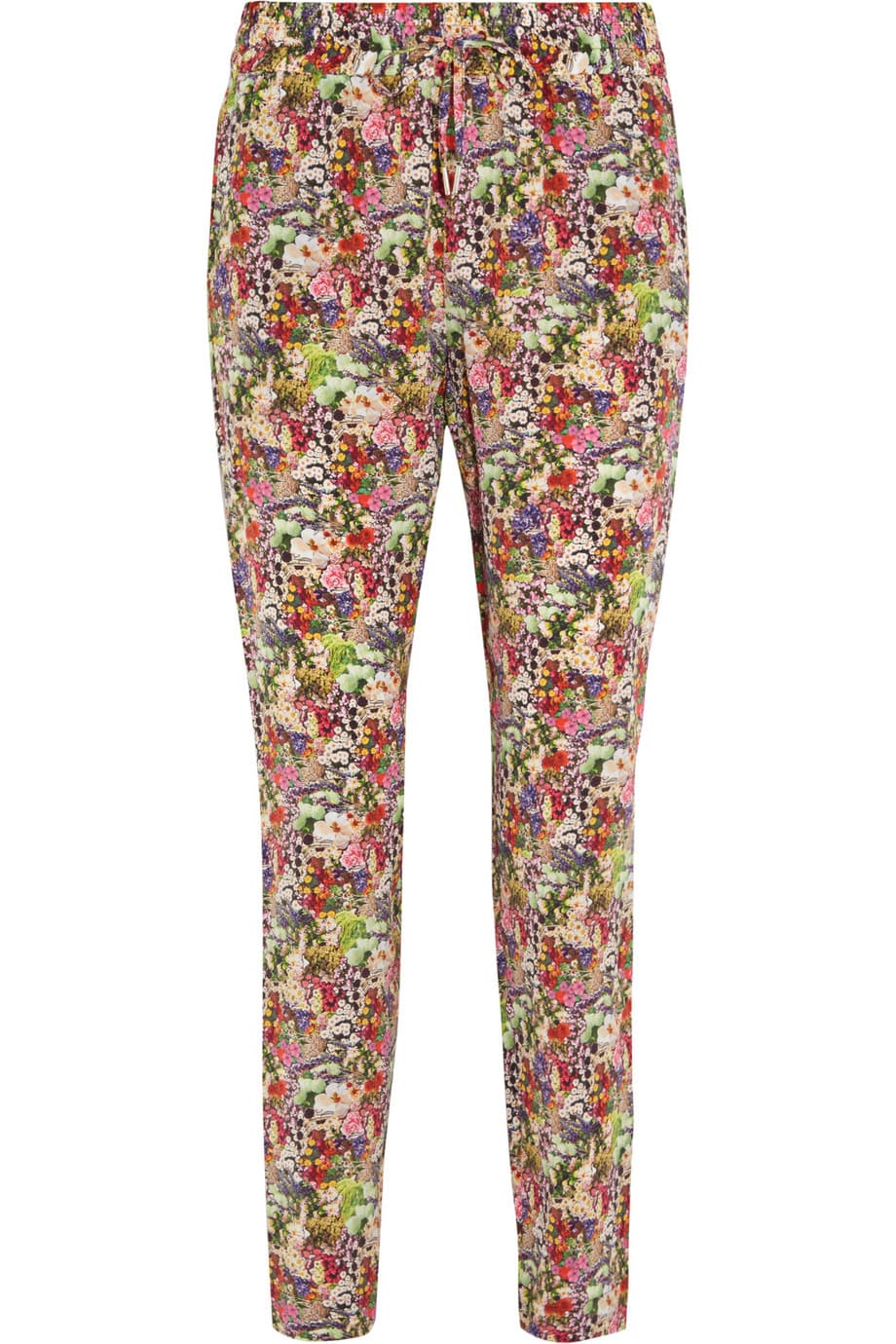 El verano tiene un básico floral que cada tanto irrumpe con fuerza como tendencia, este año los que se amarran a la cintura tipo 'swetpants' son las más importantes. Estos pantalones florecidos son quizás esa cuota estampada que debes tener en tu armario. (Equipment)