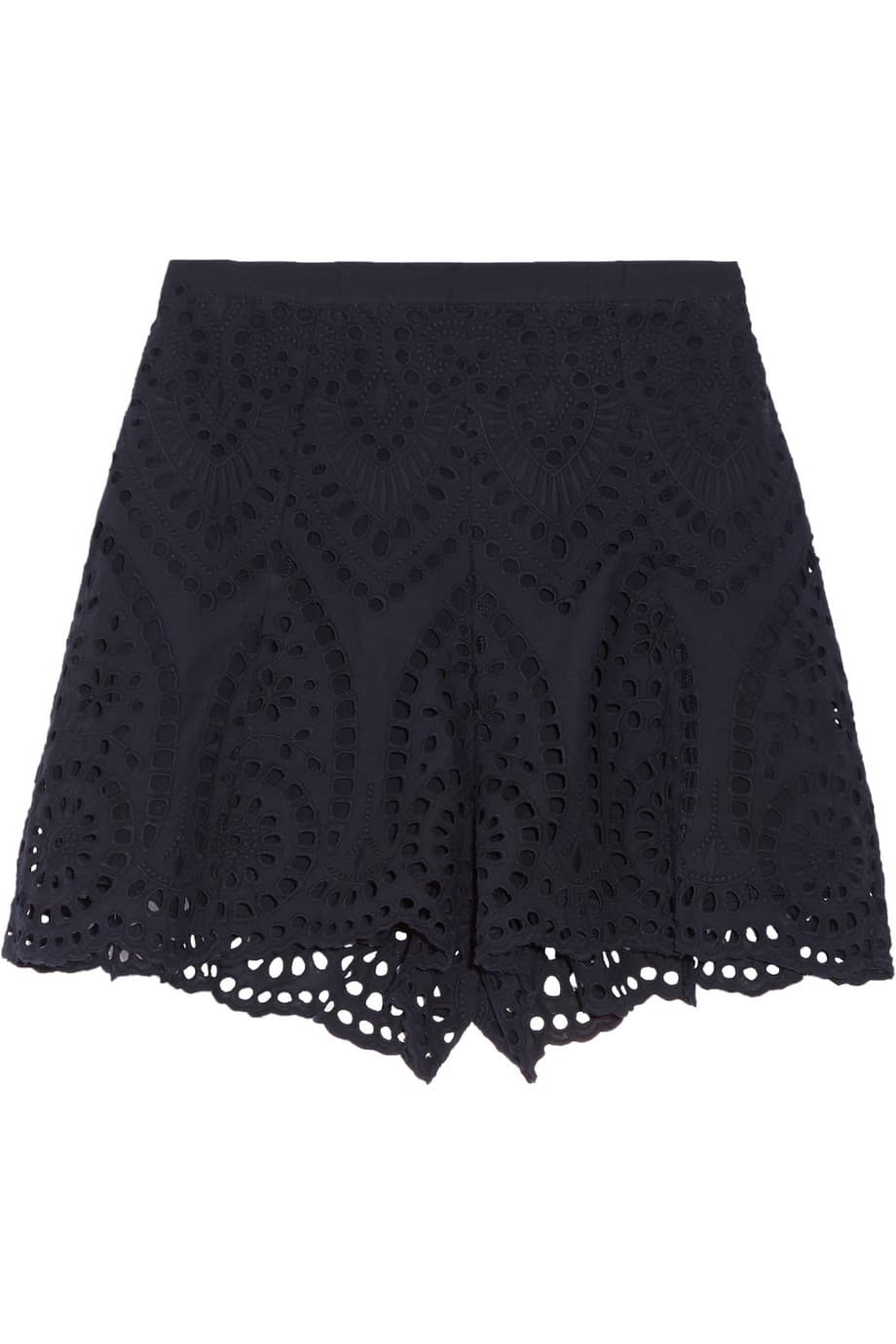 Ten en tu repertorio una faldas o unos shorts de ojalillo son un clásico de la elegancia que con una camisa blanca y unos 'pumps' negros te harán siempre quedar entre las mejor vestidas. ( Zimmermann)