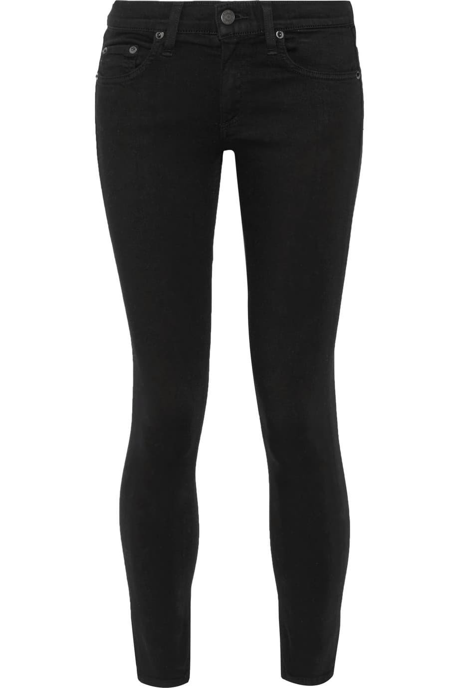 Si los 'blue jeans' son el emblema del fin de semana, los jeans negros son la posibilidad de ir en jeans a la oficina y aún así lucir formal. Los jeans oscuros además ayudan a que las mujeres de caderas amplias o muy rellenitas se vean mejor. ( Rag & Bone)