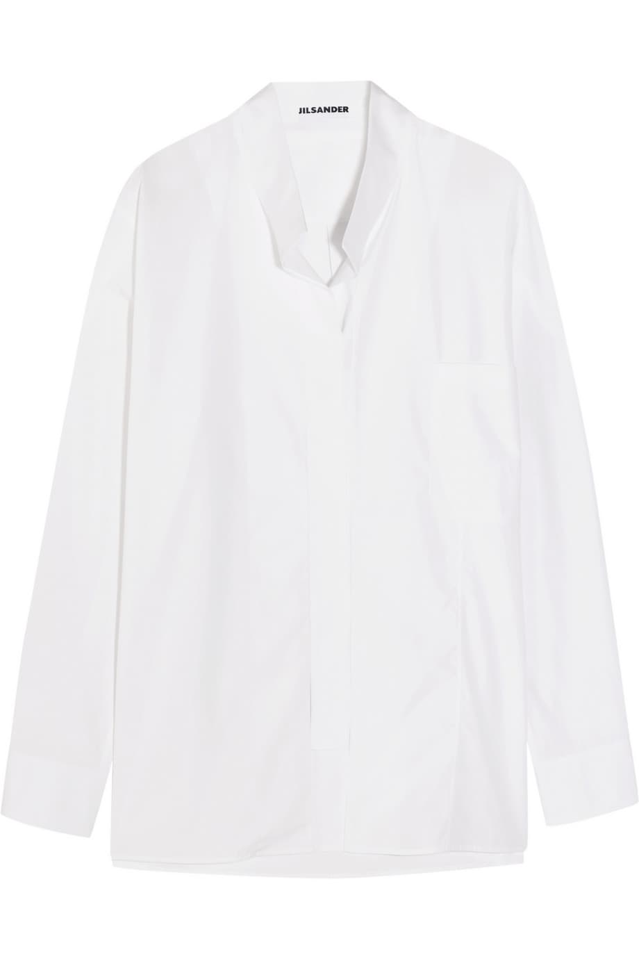 La camisa blanca, ya sea de cuello masculino o tipo nerú, es un básico que va bien con todos los colores y los estampados. Es la clave que Carolina Herrera siempre ha usado para lucir impecable. (Jil Sander)
