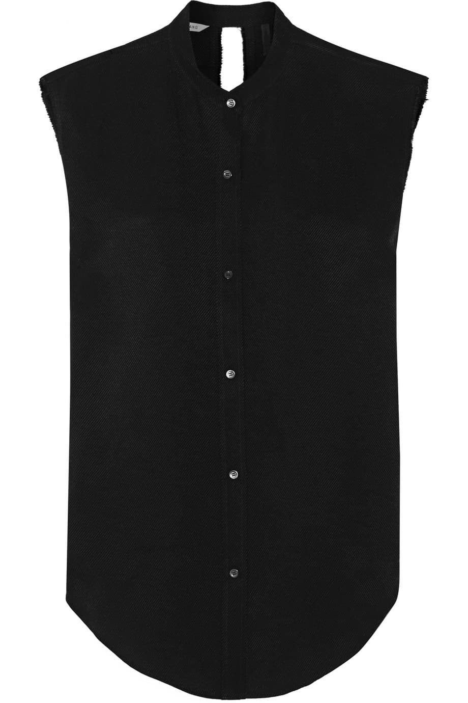 La camisa negra es tan fundamental en el armario como la blanca, aunque muchas la hayan desdeñado de su clóset. Lo mejor es tenerla en distintas versiones porque a pesar de ser un básico siempre es sinónimo de estilo. (Helmut Lang)