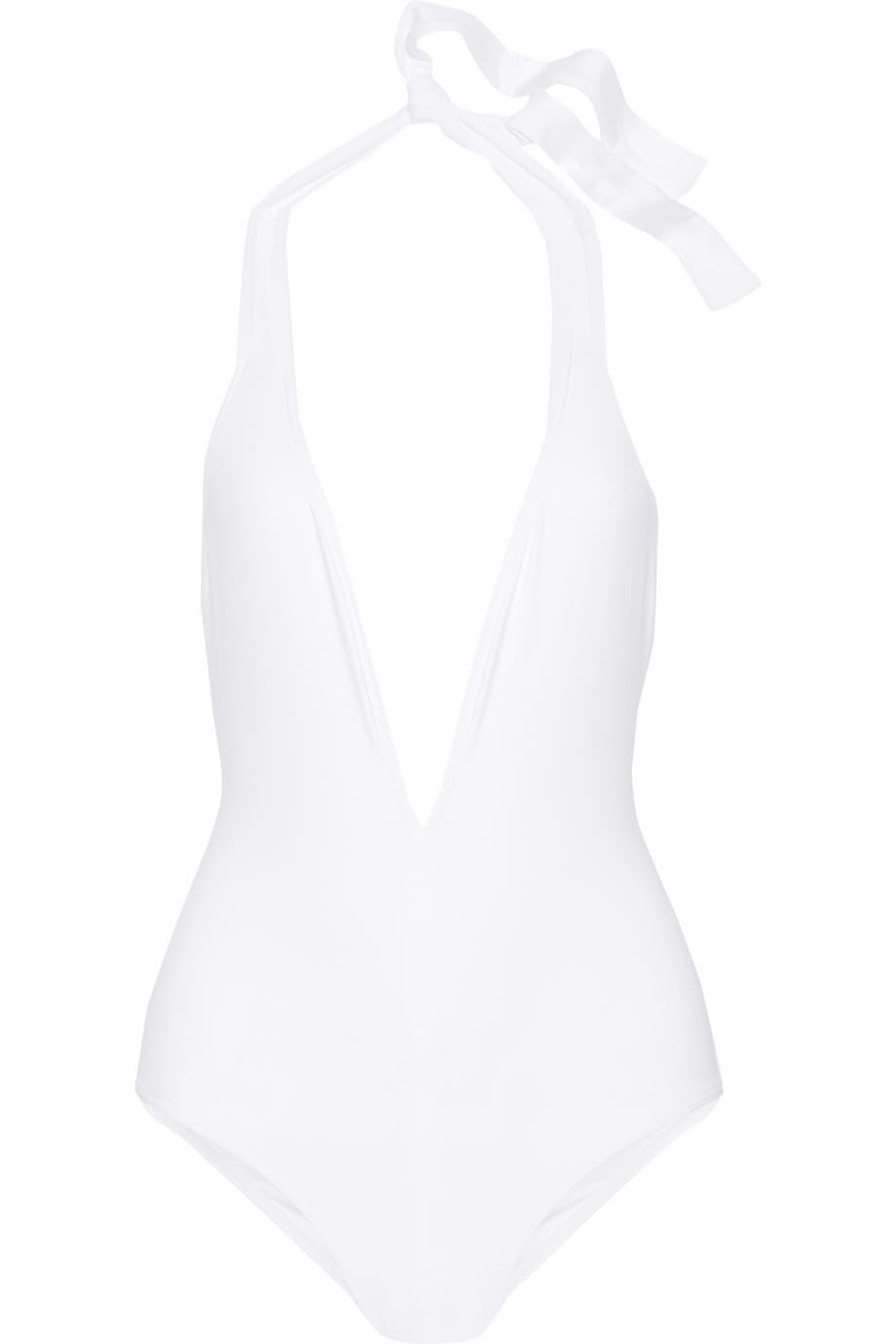 Un vestido de baño de una sola pieza es un clásico que hará que casi cualquier cuerpo luzca mejor que en un diminuto bikini. Negro o blanco es un buen compañero de las ocasiones formales en la playa. (Eres)