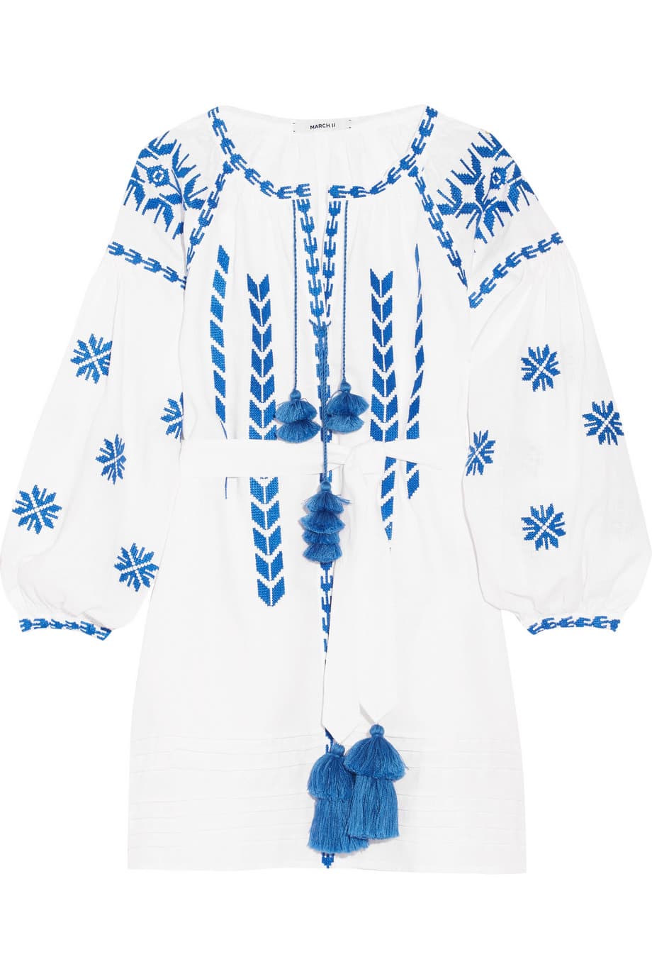 Hay que celebrar que los tejidos tradicionales latinoamericanos, esos hechos a mano por mujeres ancestrales se cuelen como un básico que toda mujer debería tener en su armario. Una blusa bordada siempre traerá aires bohemios y le dará carácter a tu look. (March I I)