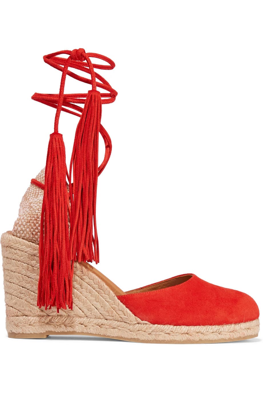 Los zapatos del verano desde nuestros antepasados, así son las espadriles o alpargatas que tienen la virtud de verse bellas y vestidoras cuesten miles de dólares o solo unos cuantos pesos. (Castañer)