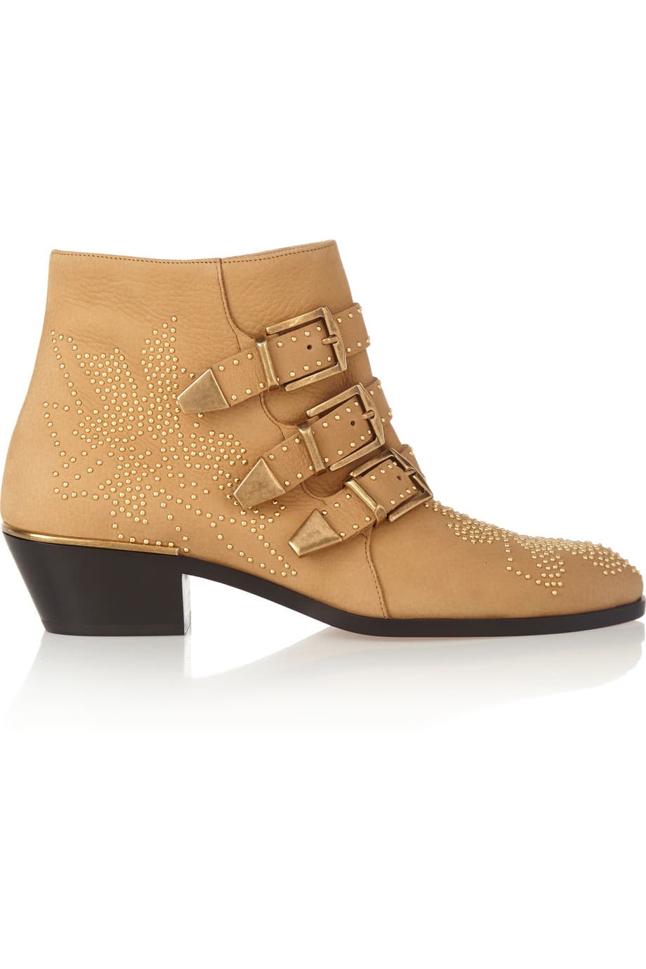 Nadie va a sugerir que tengas unas arriesgadas botas texanas, pero unos botines vaqueros de ante camel y correas es algo que puede llevar cualquier mujer a cualquier edad. Un vestido o unos jeans vendrán bien para estos compañeros de viaje. (Chloé)