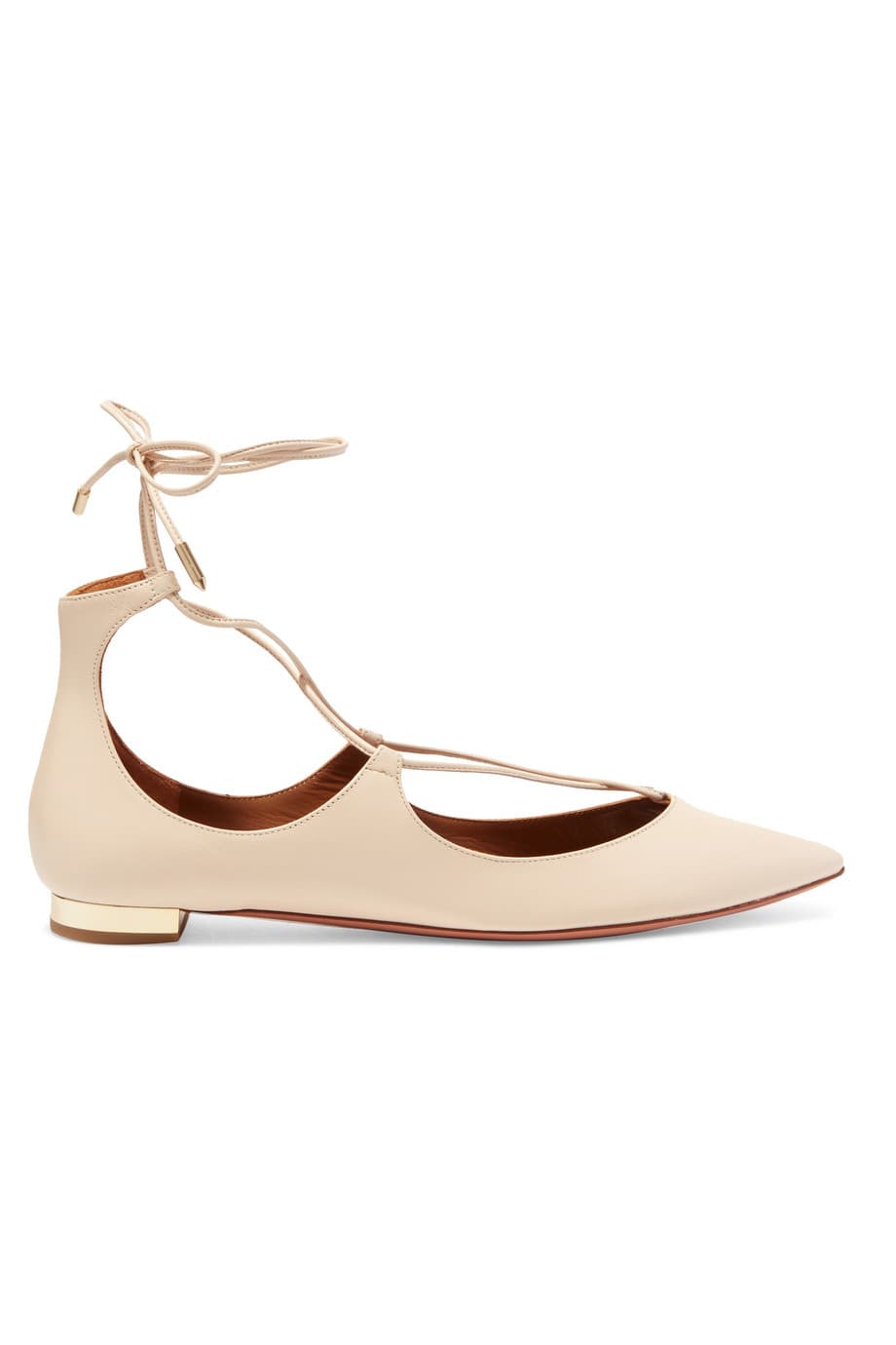 Aunque en generaciones pasadas, los zapatos planos o 'flats' no eran más que un zapato de fin de semana, hoy en día se han convertido en el nuevo emblema de la mujer moderna, una que ama la elegancia pero no quiere sacrificar la comodidad. Hay que tener unas tono nude y negras. (Aquazzura)