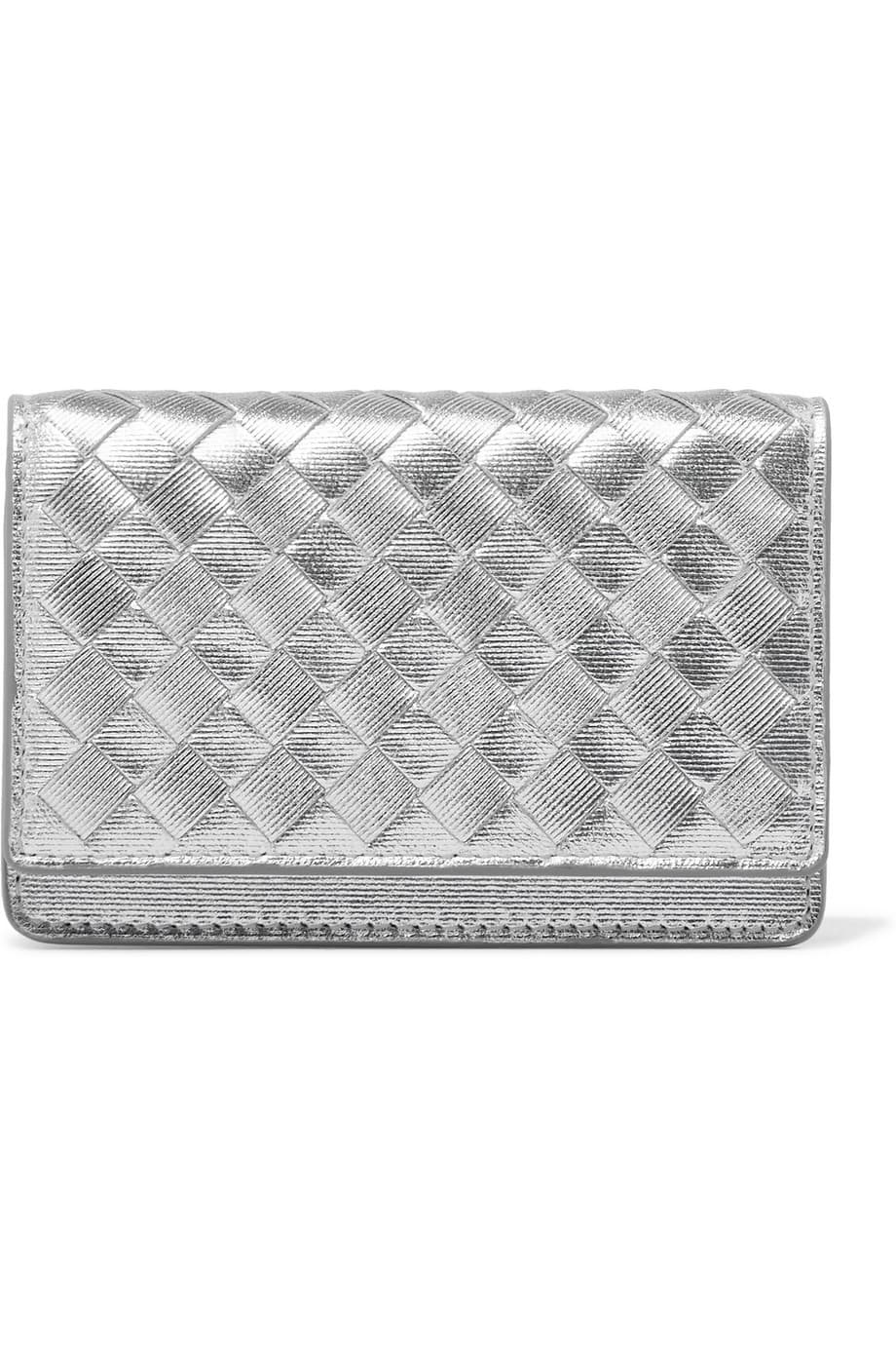 Una billetera cuadrada de cremallera con colores fuertes, o brillantes, delatará en un instante tu gusto por la moda. ( Bottega Veneta)