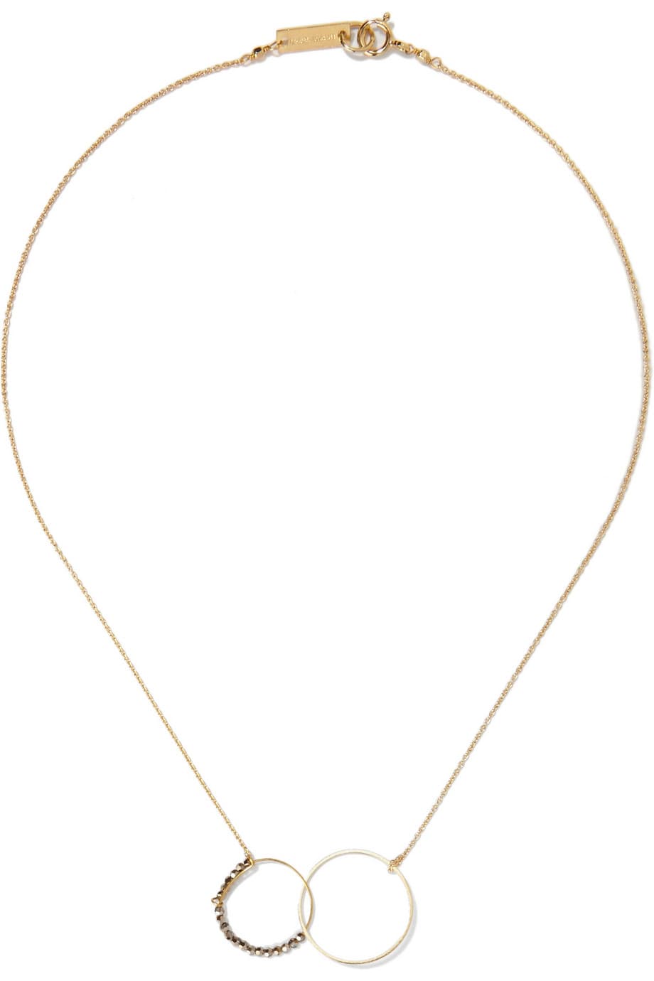 Tu cuello desnudo siempre será un lugar ideal para lucir un accesorio sutil que no pase de moda. Gargantillas, lazos o chokers siempre deben estar en la cajita de las joyas. (Isabel Marant)