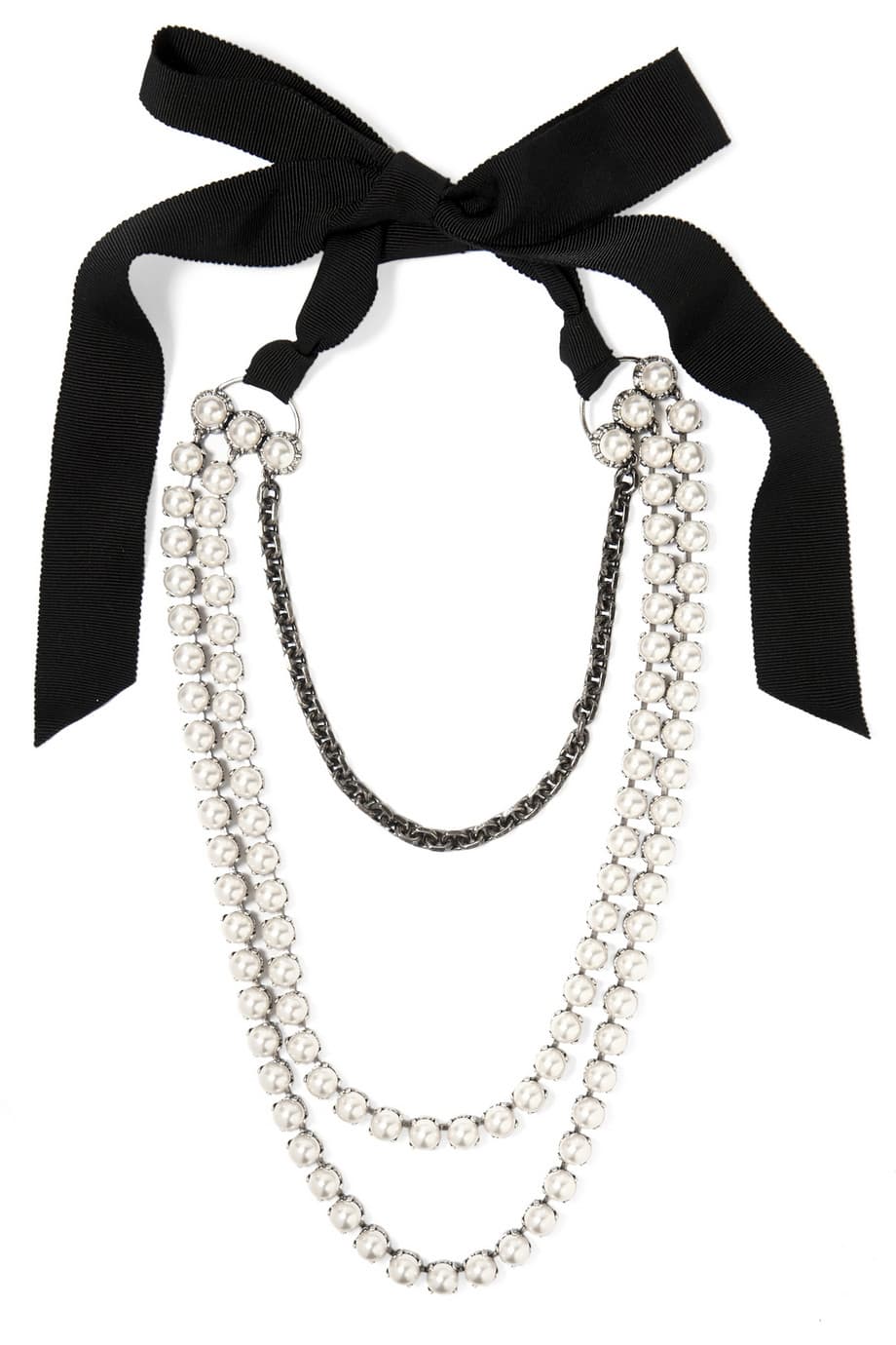 Las perlas son otra de esas herencias que le dejó a la moda Coco Chanel. Desde los años 20 del siglo pasado se han convertido en la amigas más certeras cuando de accesorizar un vestido se trata. (Lanvin)