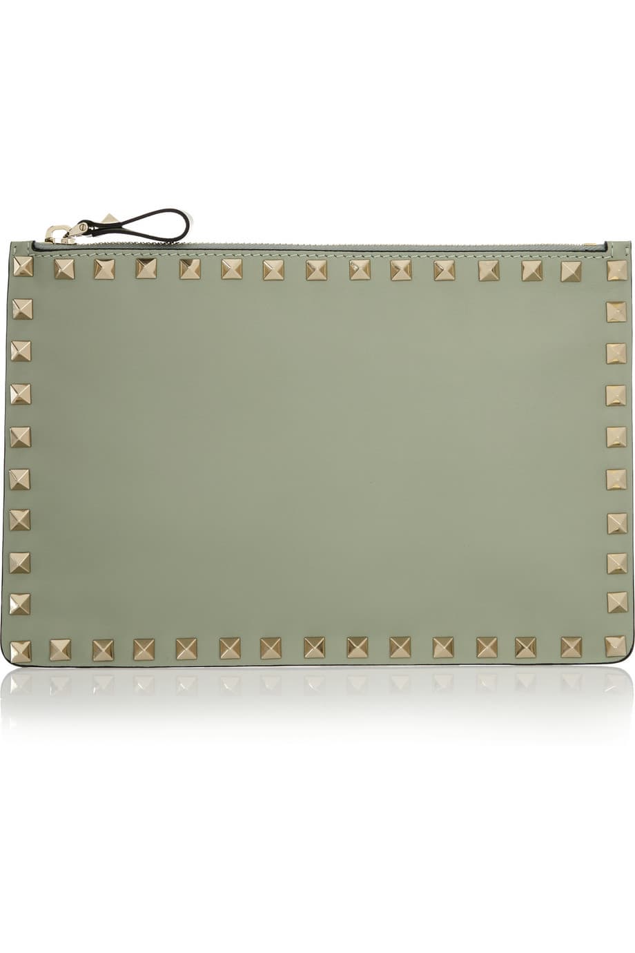 No es insignificante el valor que tiene dentro del universo de los accesorios de una mujer un buen tarjetero. Estos mini bolsitos son ideales para cuando quieres dejar la cartera y salir un poco más ligera a una fiesta. (Valentino)