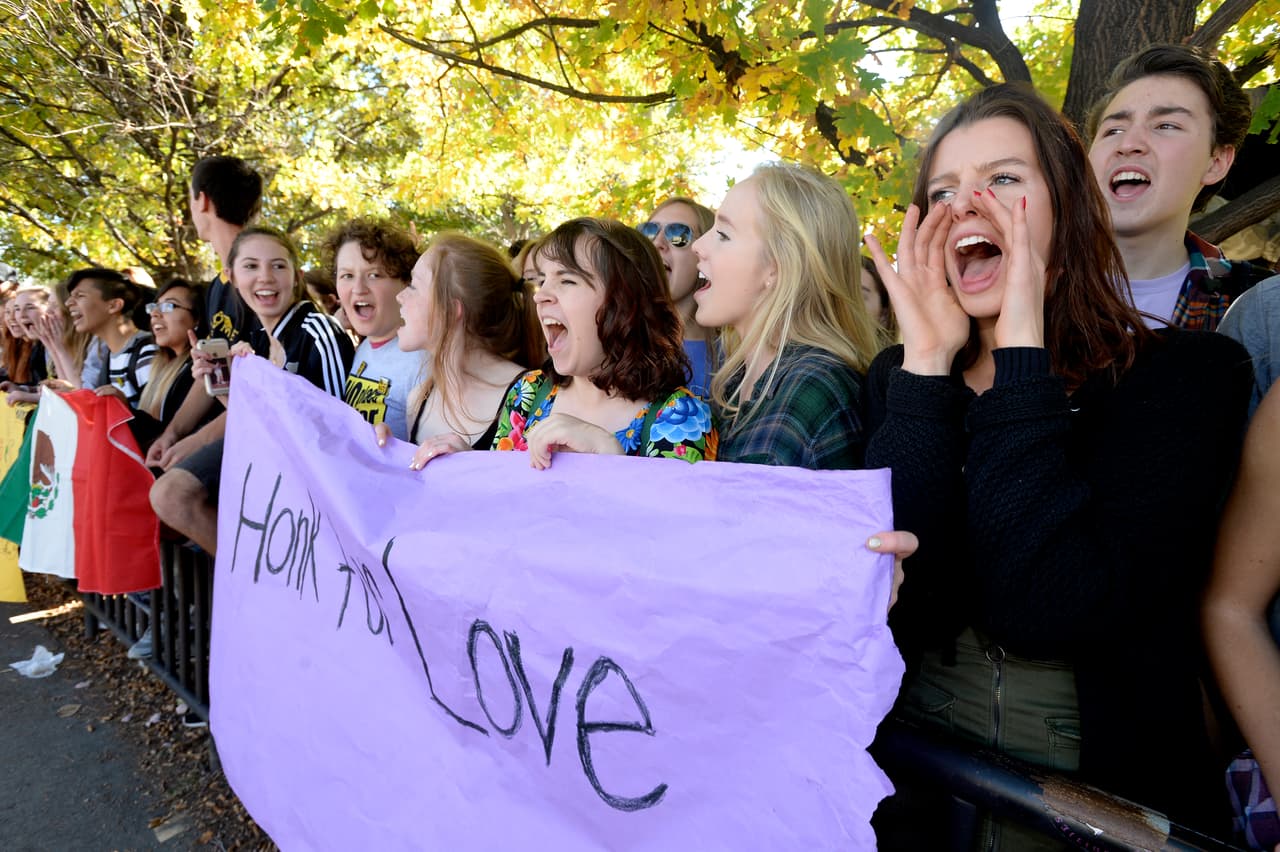 En Boulder, Colorado, los manifestantes se organizaron a los lados de la calle con pancartas en las que pedían tocar la corneta en señal de amor.