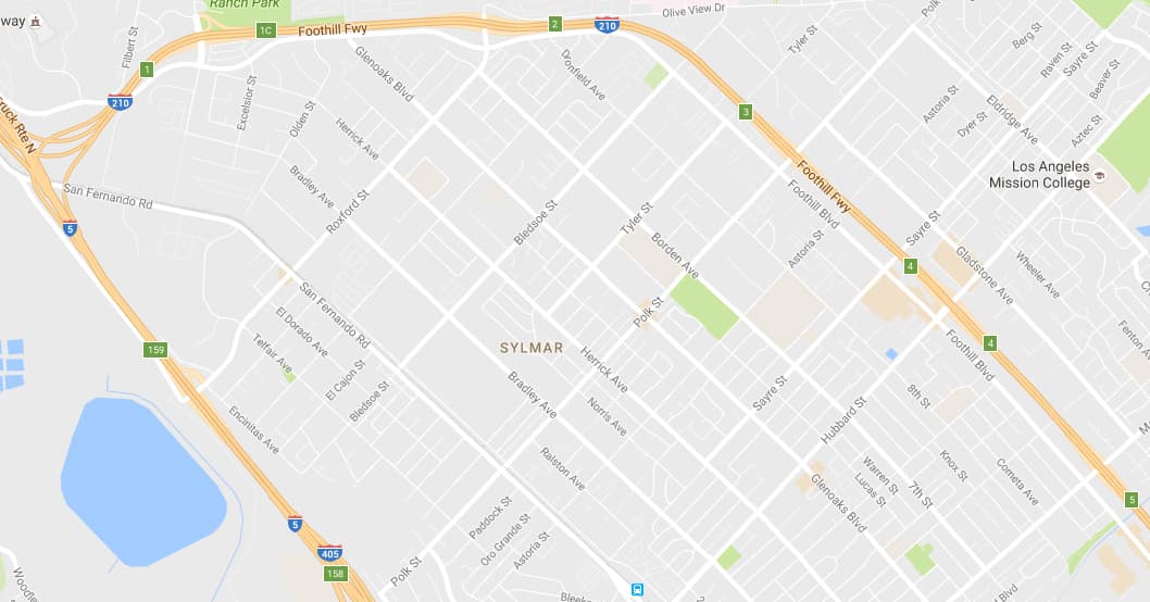 La policía investiga un tiroteo sobre la autopista 210.