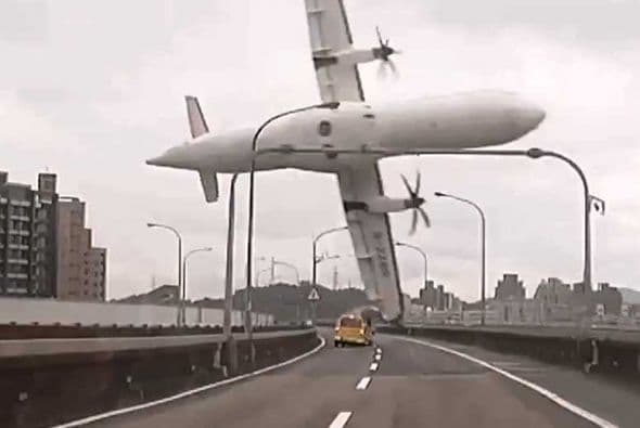 Un automovilista captó el momento en el que el avión se acercaba aterradoramente a los coches. (Imagen tomada de Twitter).