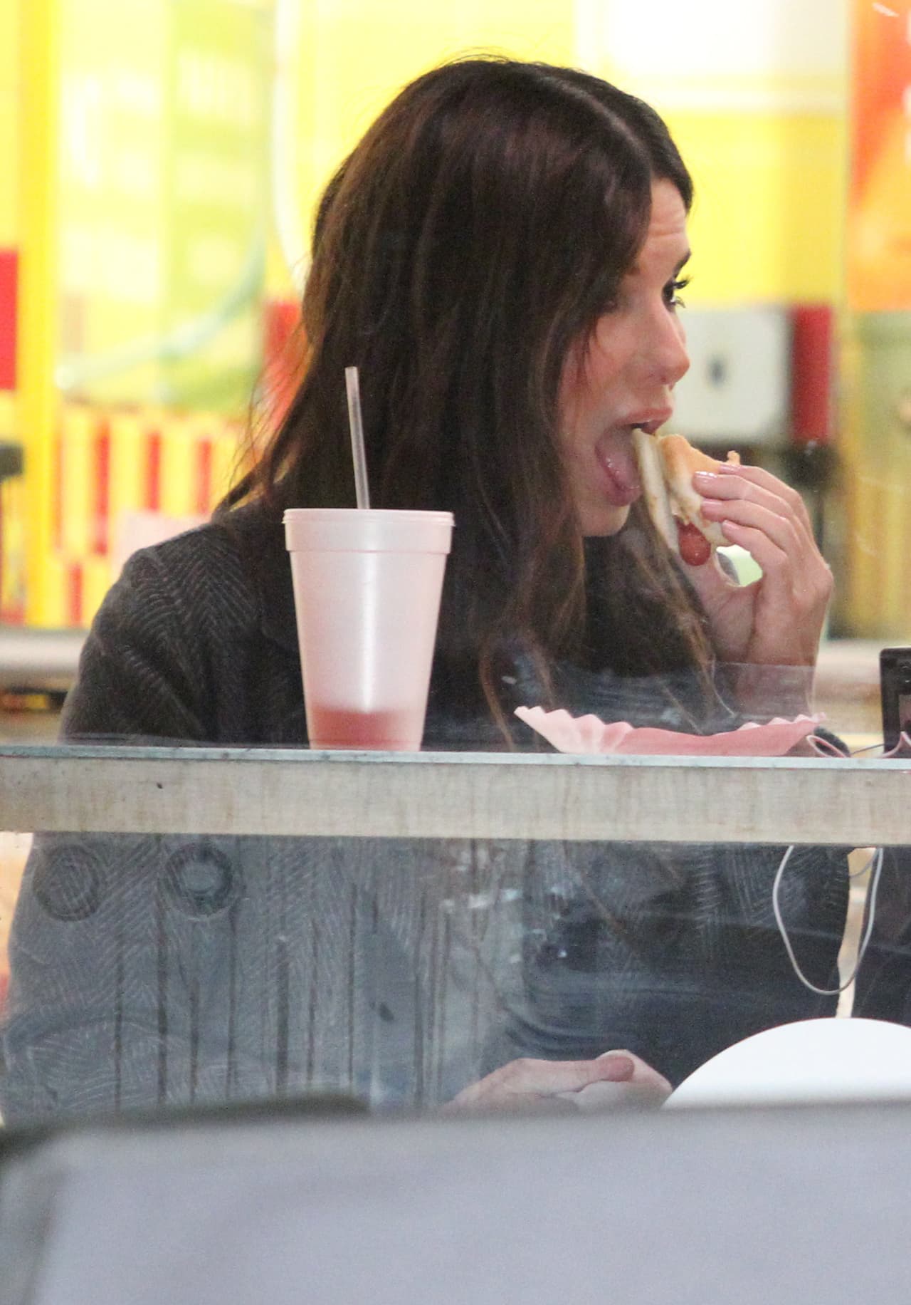 Y en ella, tienen que comer un hot dog y sus respectivas 
<i>french fries.</i>