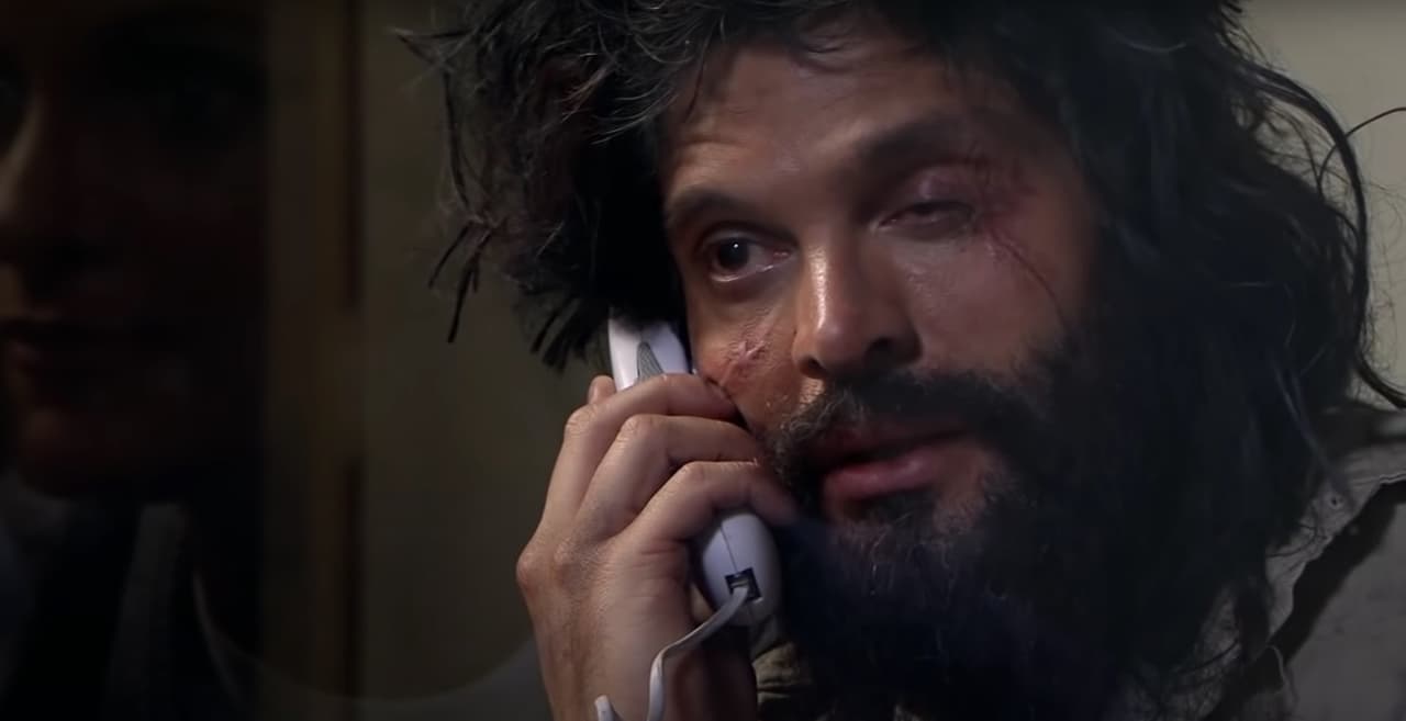 Cuando Juan Carlos develó los desfalcos de dinero de Plutarco, el villano intentó huir, pero en una mala maniobra su carro chocó y se incendió. Es así como cumple su condena en la cárcel, desfigurado y obligado a pagar por protección.