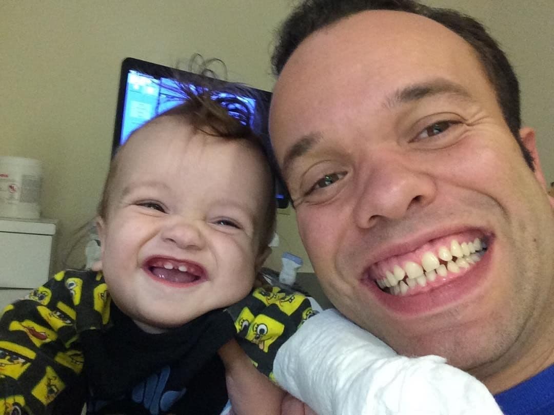 "¡Enseñando los dientes! ¡Muchas gracias a todos por sus oraciones, Sebastián está mucho mejor y ya estamos de nuevo en la casita. Besos", publicó el colaborador de El Gordo y La Flaca en su cuenta de Instagram el 18 de noviembre de 2017.