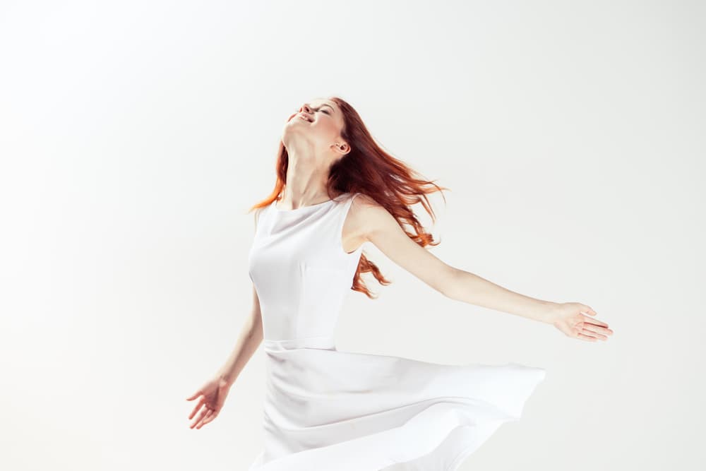 Vamos a hacer una limpieza completa de nuestro cuerpo y alma, así que lo primero que debes hacer es vestirte de blanco, para atraer pureza y bondad.