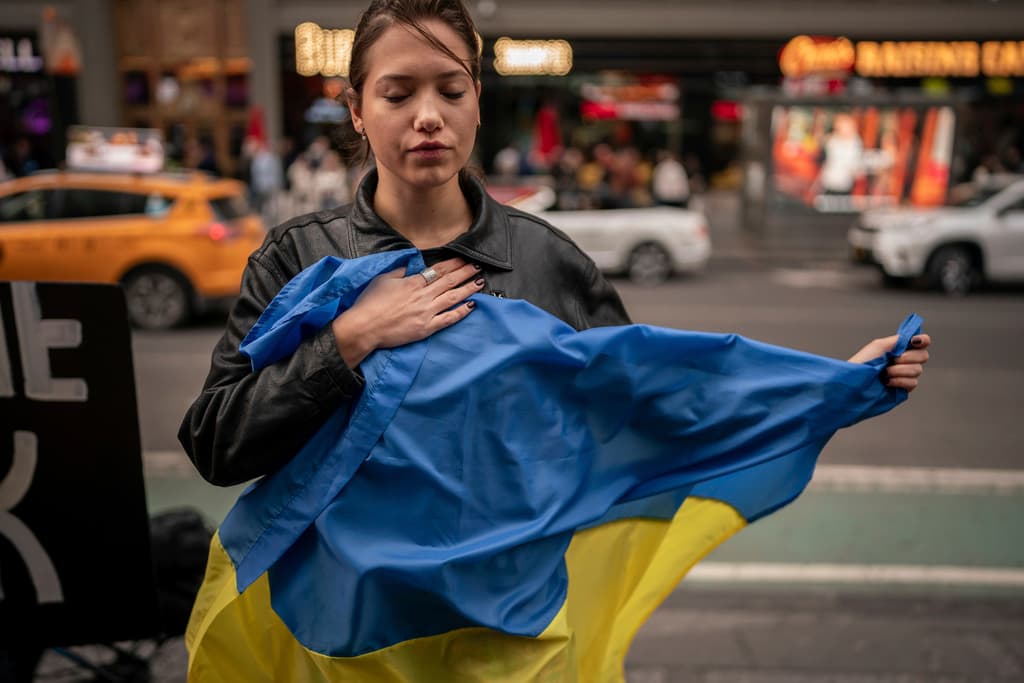 Conocer la cifra oficial de muertos y heridos que ha generado esta guerra ha sido un desafío para los medios de comunicación. Según 
<b><a href="https://www.wsj.com/world/one-million-are-now-dead-or-injured-in-the-russia-ukraine-war-b09d04e5" target="_blank">un informe del WSJ, citando fuentes y otros estimados</a></b>, para finales de 2024, en Ucrania habían muerto sobre 80,000 soldados y otros 400,000 estaban heridos. En cuanto a Rusia, estimaban en cerca de 200,000 las muertes y otros 400,000 heridos.