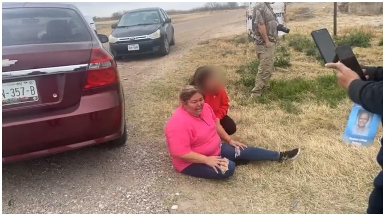 Griselda Meraz, mamá de Evelyn Guardado, en la escena donde los oficiales hallaron el cuerpo.