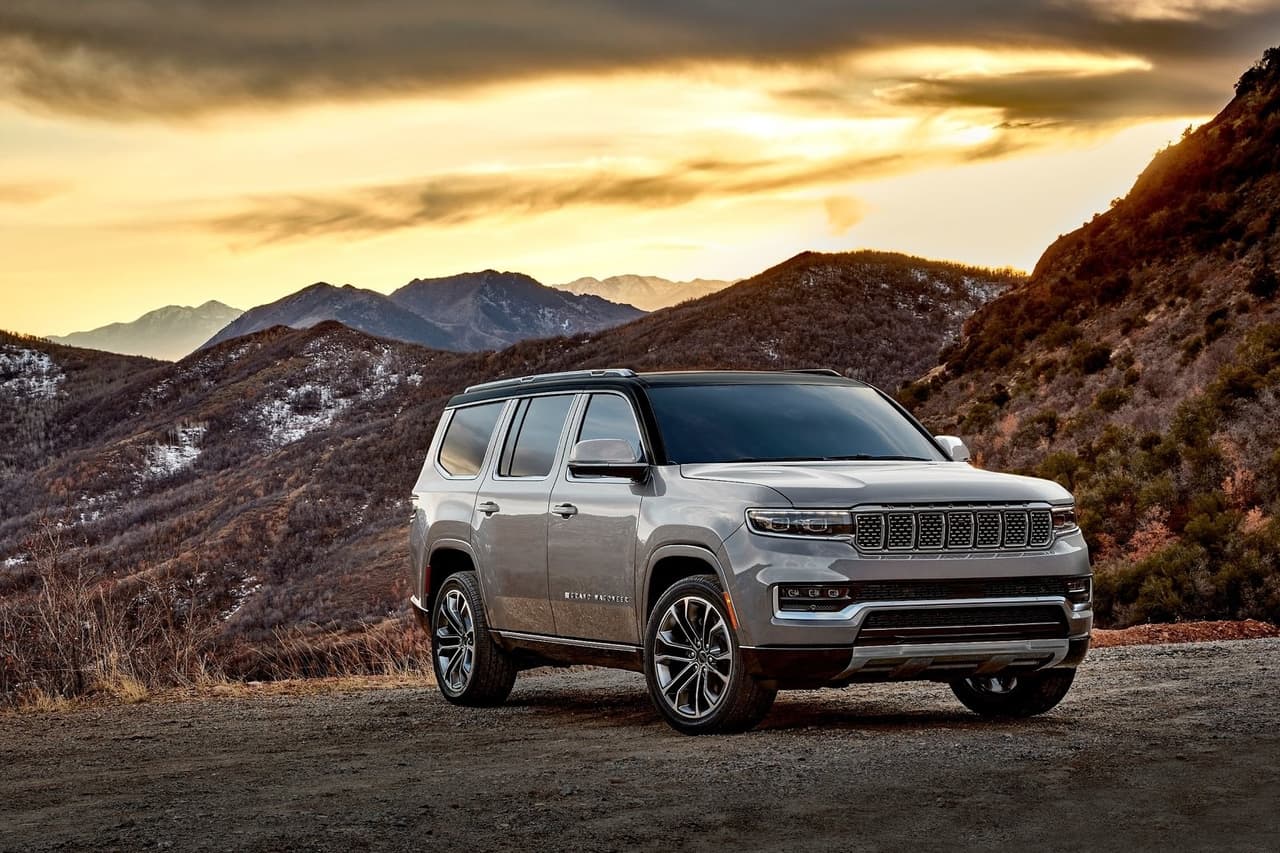 Por su parte, la Grand Wagoneer está impulsada por un motor V8 de 6.4 litros capaz de entregar 471 caballos de potencia y 455 lb-pie de torque. Incluye la funcionalidad de desactivación de cilindros y de serie llega con un sistema de tracción en las cuatro ruedas. No obstante, a pesar de tener un motor más grande, su capacidad máxima de remolque es menor para un total de 9,860 libras (4,472 kgs).