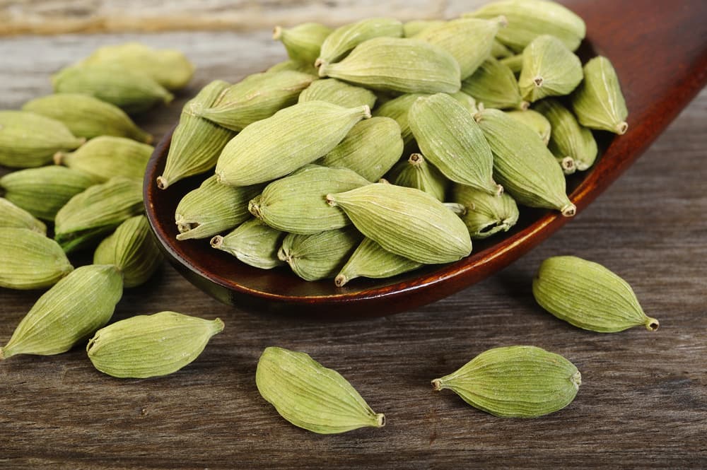 Más allá de la cocina, el cardamomo también se ha usado en el ámbito medicinal, pues suele actuar favorablemente sobre el aparato digestivo, eliminando cólicos, malestar o pesadez estomacal, diarreas, náuseas y flatulencias.