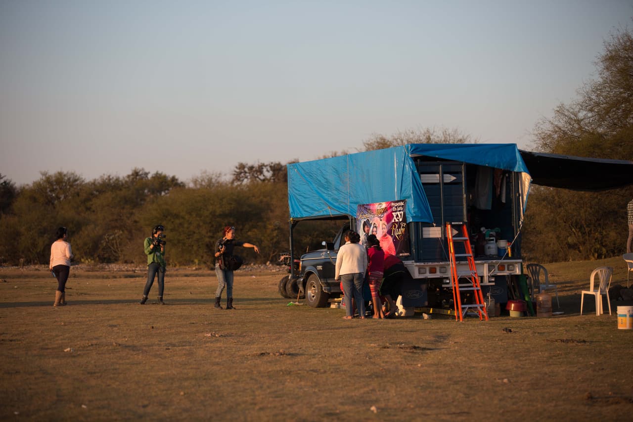 Una fotógrafa da indicaciones a los integrantes de una familia que ha venido de Veracruz en caravana a los XV de Rubí para hacerles un retrato.