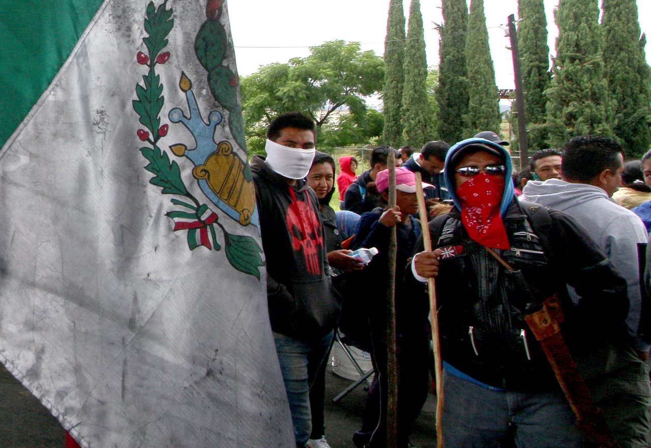 Manifestantes de Oaxaca liberaron a dos periodistas y dos policías que retuvieron por varias horas