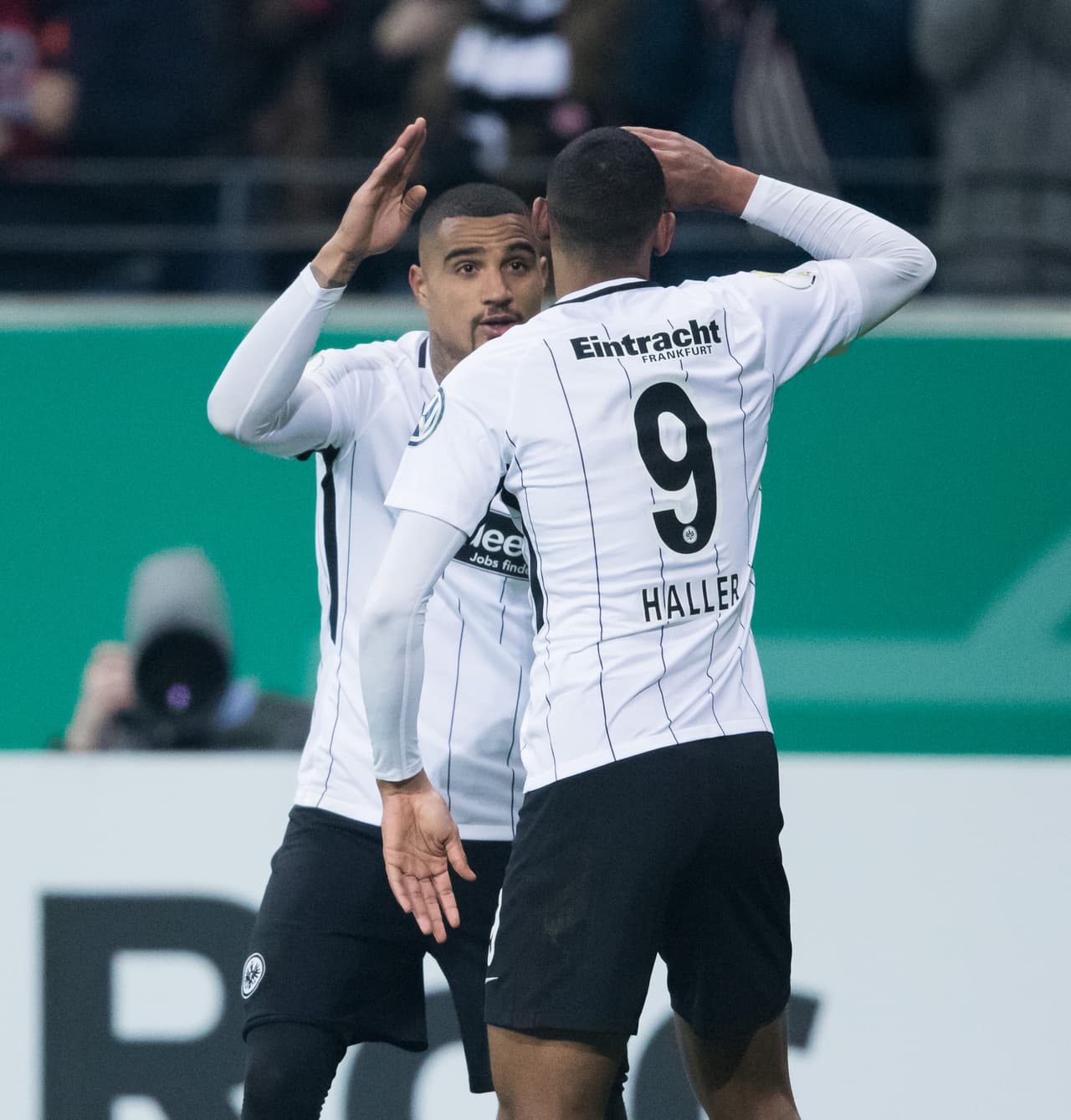 El defensor del Mainz quiso desviarlo al córner y terminó metiendo la pelota en el fondo de la red.
