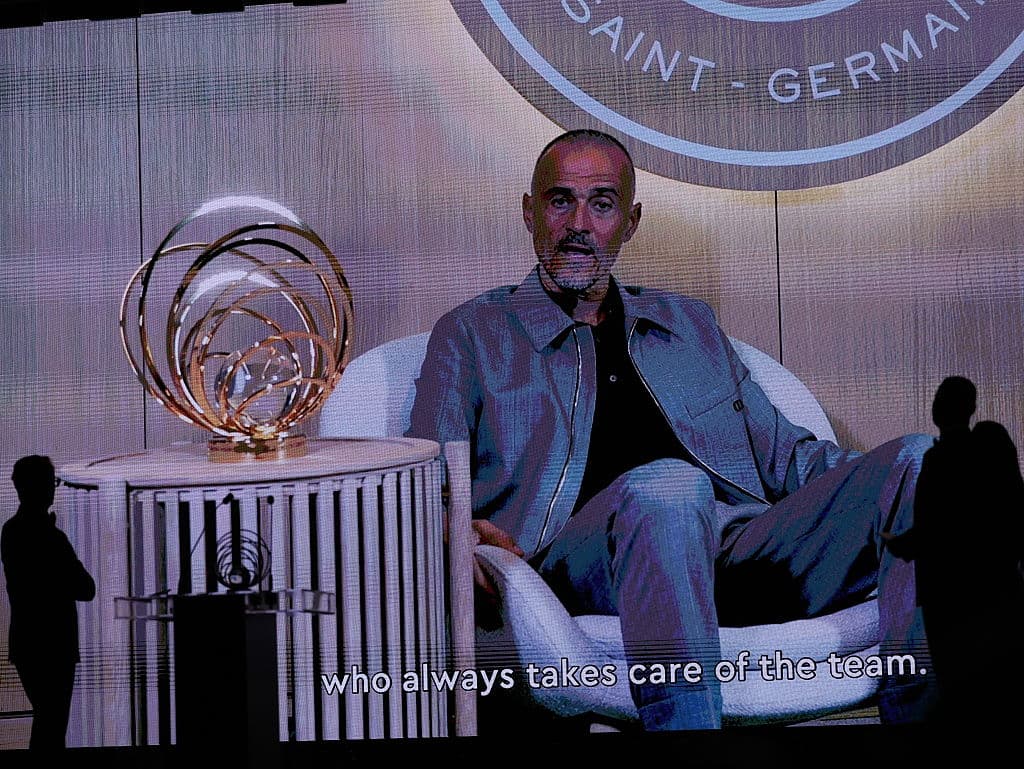 Luis Enrique, director técnico del PSG, recibió el Trofeo Johan Cruyff como el mejor entrenador del año.