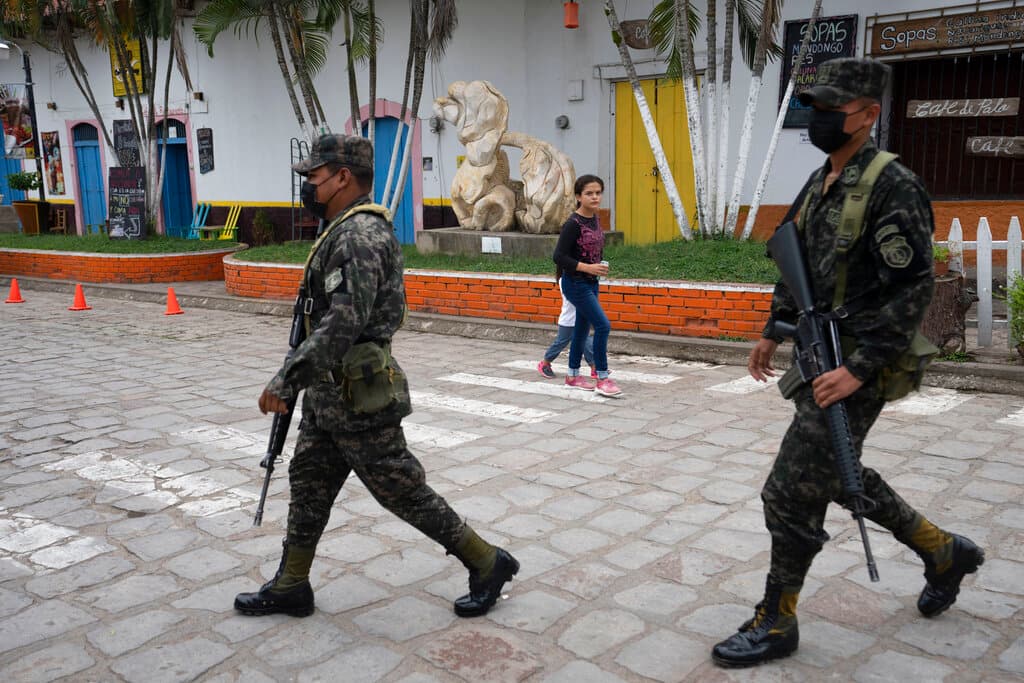 Honduras sigue a El Salvador y suspende temporalmente los derechos constitucionales para enfrentar a las pandillas en dos ciudades