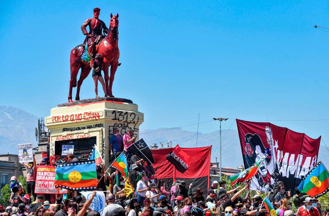 Si bien la Policía custodiaba desde temprano el lugar, a medida que fue creciendo el número de manifestantes se fueron retirando los efectivos de la simbólica plaza, tapizada de carteles y banderas. La gran mayoría de las personas portaba sus mascarillas para prevenir el coronavirus y otras para hacer frente a los gases lacrimógenos.
<br>
<br>"Es hermoso, muy bueno y positivo (...) Tenemos que unirnos; el pueblo de Chile se tiene que unir y tenemos que creer en que nosotros podemos hacer las cosas", dijo a AFP Viviana Donoso, una manifestante de 43 años, quien junto a un grupo de amigos saltaba al ritmo de los tambores que no paraban de sonar en el centro de la plaza.