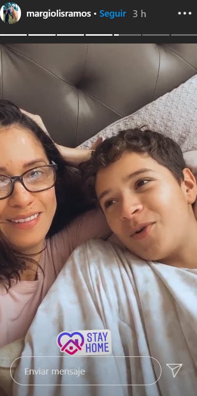 "El niño muy emocionado le escribe a su papá y él le dijo: '
<b>Ay lo lamento Ángel, es mejor que nos veamos cuando tengas 18 (años)</b>'. Obviamente (se puso) triste, decepcionado. De verdad el señor está mentalmente mal, un día dice una cosa, otro día dice otra, lo bloquea, lo desbloquea", contó en la entrevista.
<br>