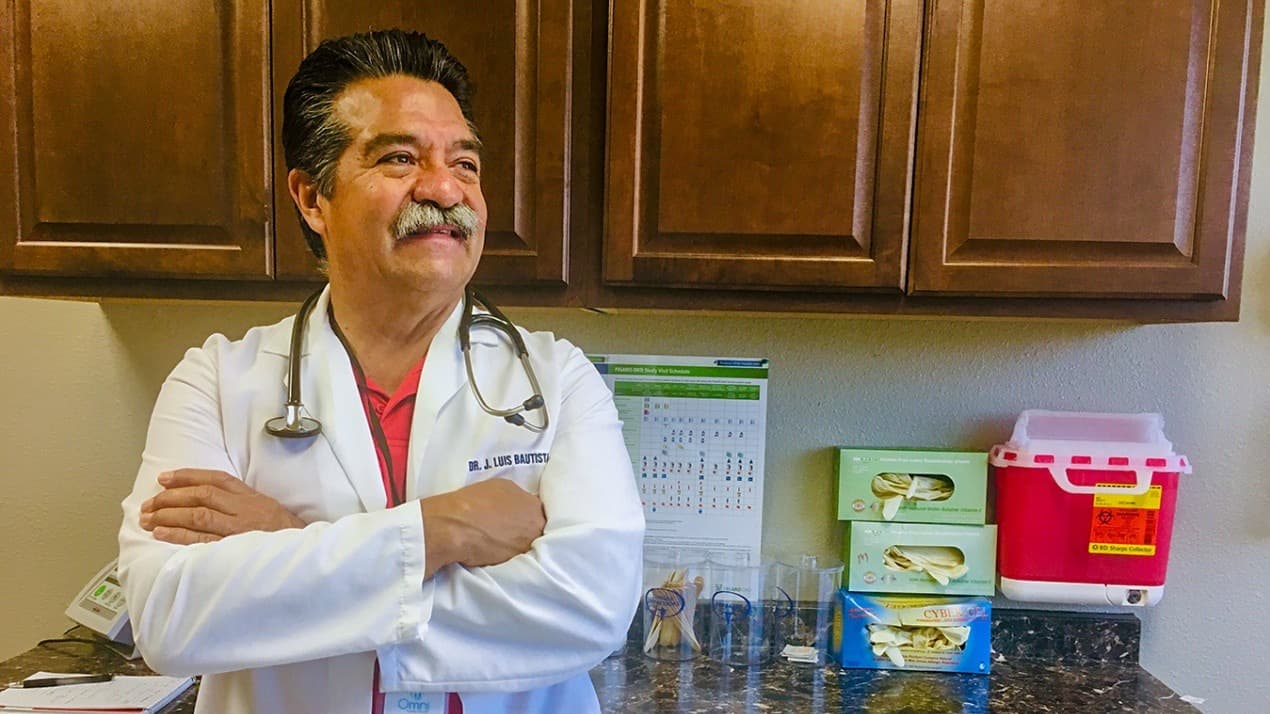 Un santuario médico: este doctor de California acepta como pago cebollas, huevos y hasta pollos vivos