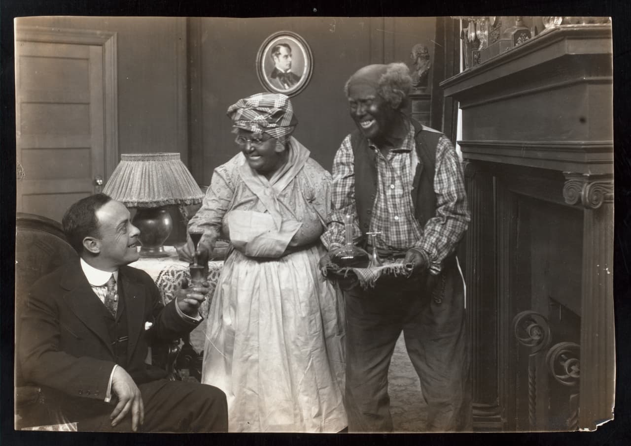 Las actuaciones buscaban mostrar a estos hombres blancos pintados como 'negros reales' y solían ridiculizar la vida, la apariencia y la cultura de los negros que por mucho tiempo fueron esclavizados y forzados a trabajar en plantaciones, especialmente en los estados sureños de EEUU.