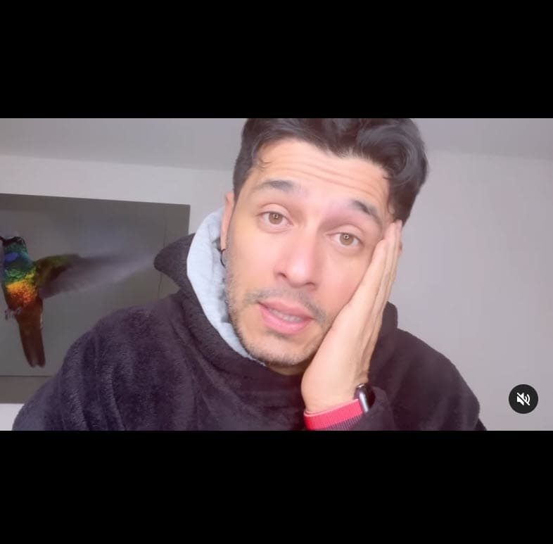 Pero, ¿quién es Santiago Alarcón, el actor con el que ahora se le vincula en una nueva controversia?
<br>