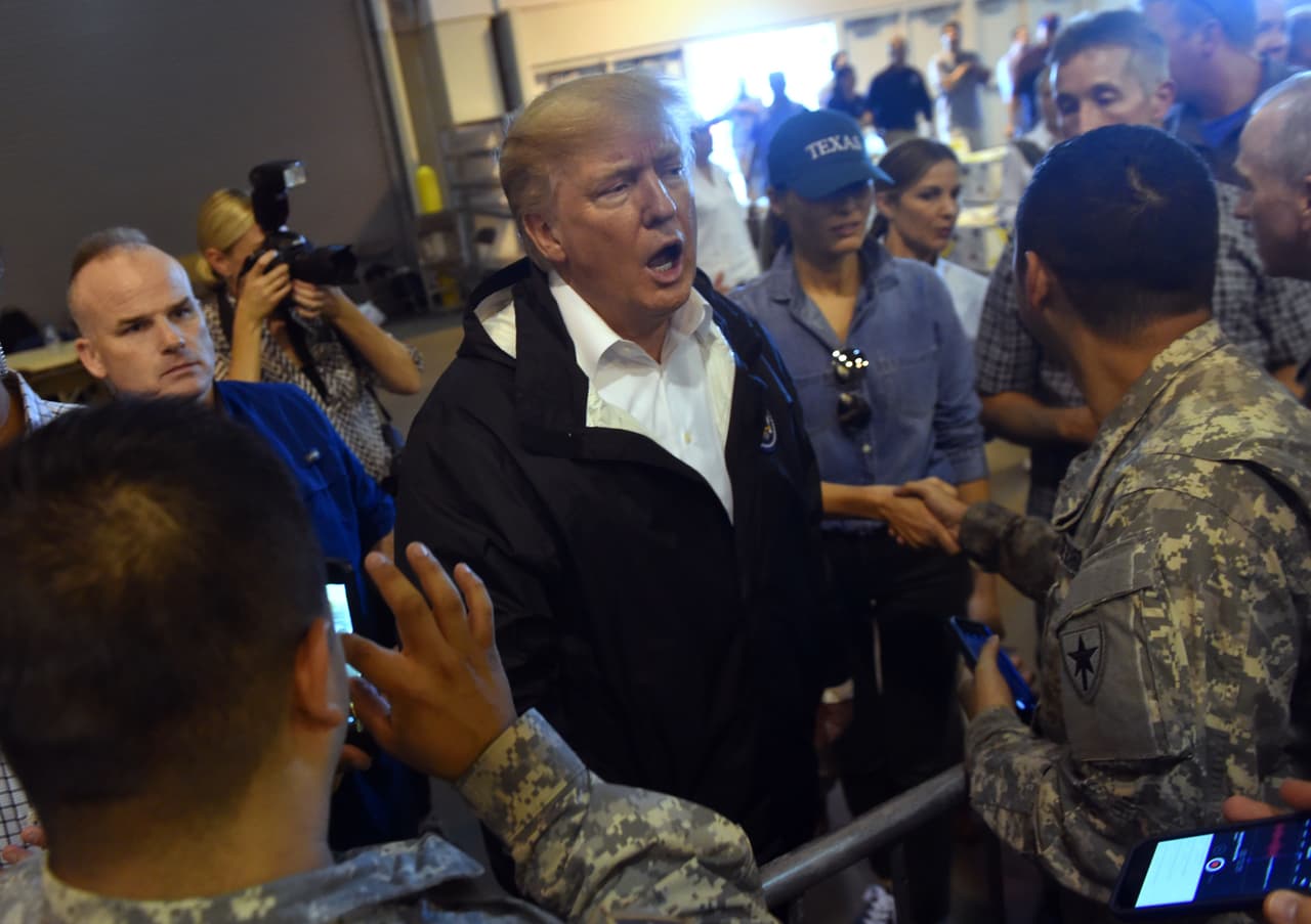 Trump se encontró con la prensa y los cuerpos de apoyo e incluso tuvo tiempo, antes de ponerse los guantes para repartir las cajas de alimentos, de bromear: "Es que mis manos son muy grandes", dijo mientras se ponía los guantes de látex.