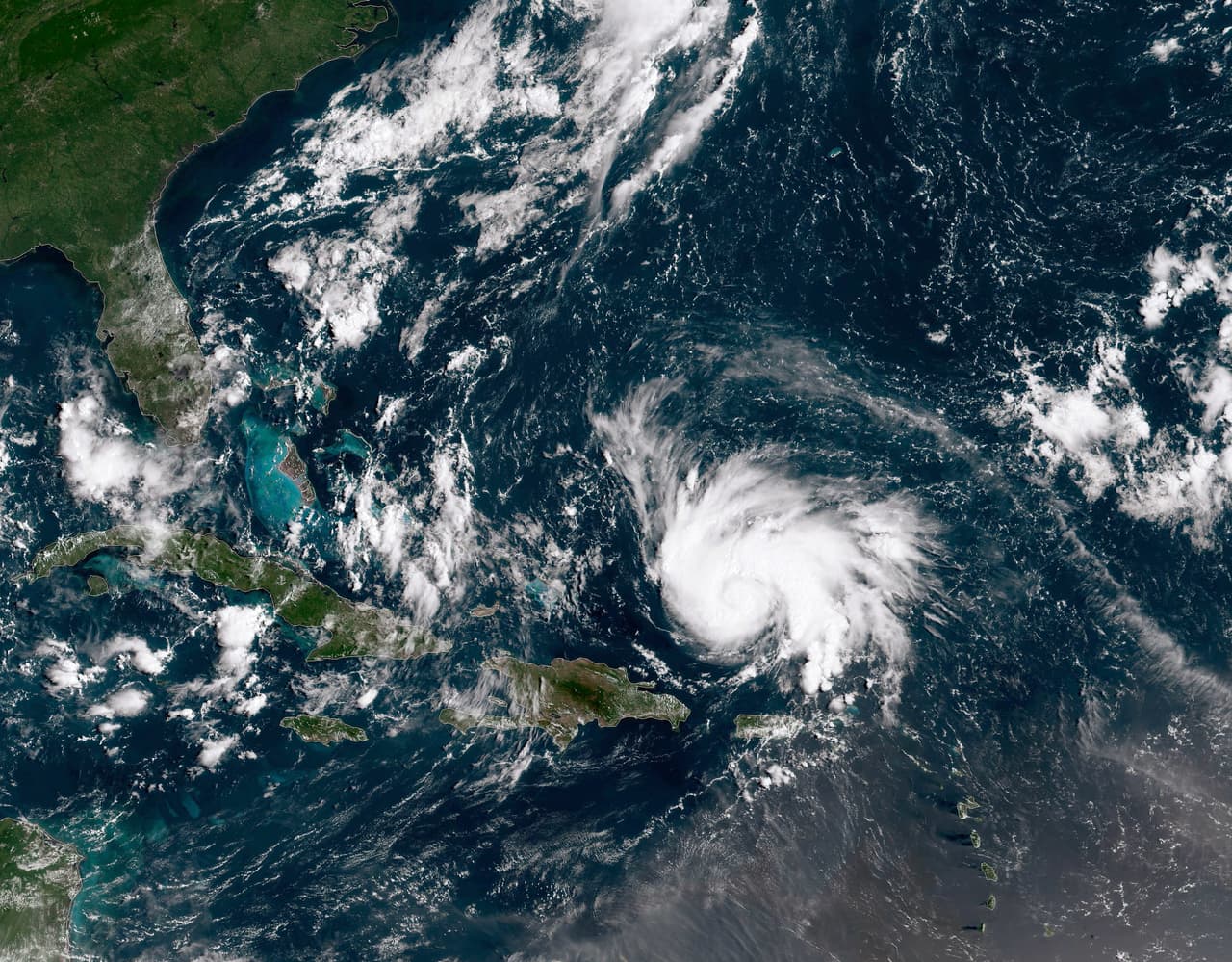 Dorian actualmente es un huracán de categoría 1 y su trayecto hacia el noroeste se encuentra a unas 300 millas de Las Bahamas. Con fuerza de tormenta pasó cerca de algunas islas caribeñas sin causar daños importantes.