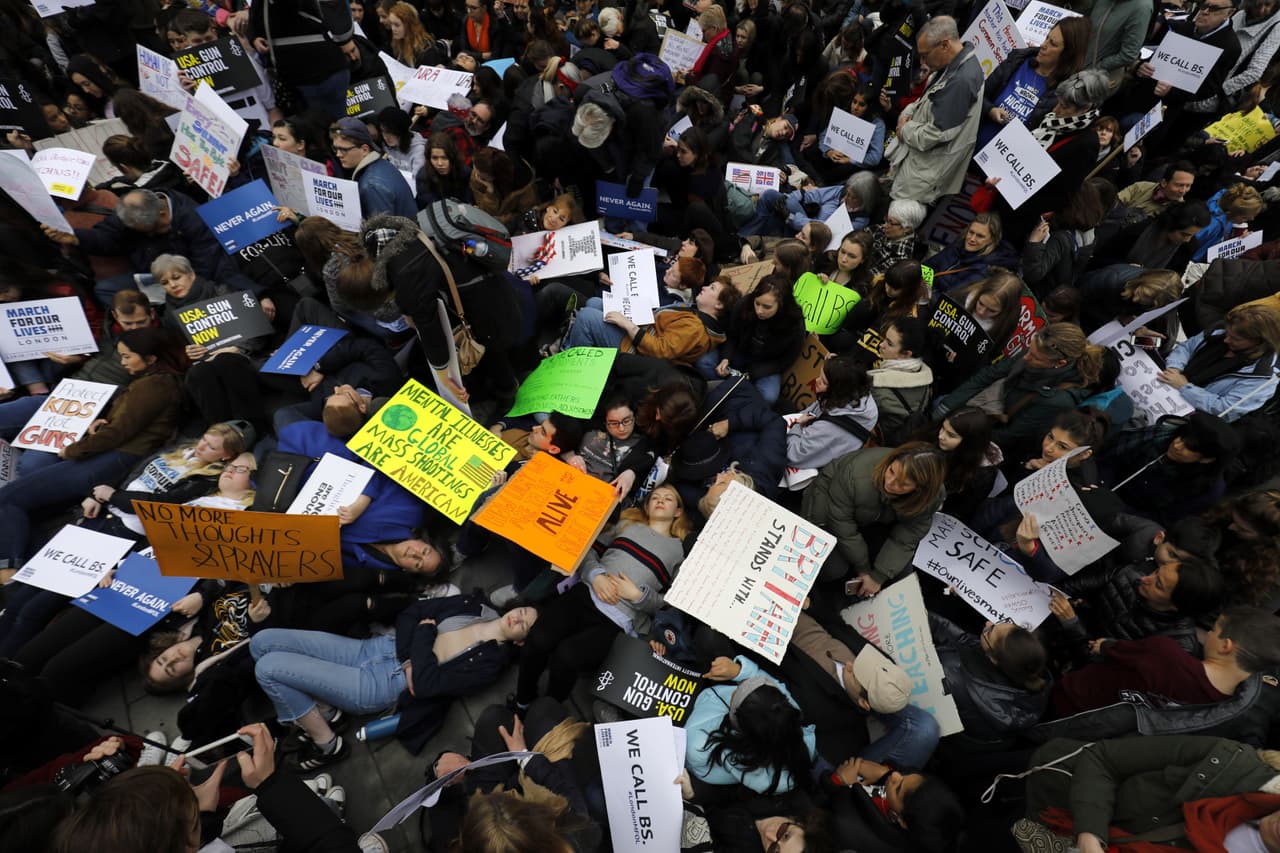 <b>Berlín, Alemania.</b> Los jóvenes activistas se acostaron en el suelo como forma de protesta.