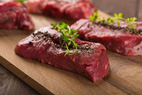 Carne roja. El cuarto alimento es la carne roja que tiene a su favor lo rica en proteínas, hierro y vitamina B12.